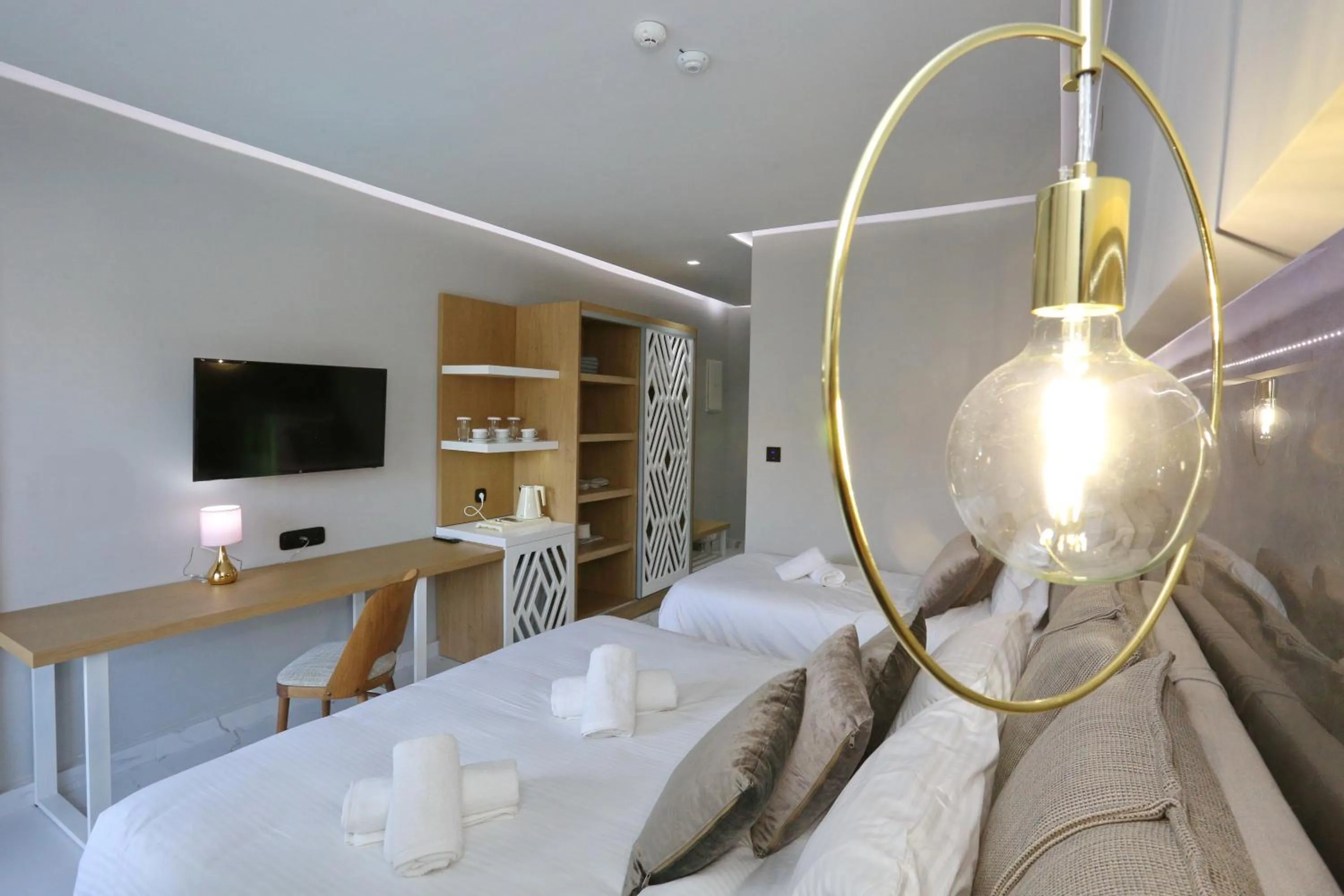 Photo of the whole room in Tropical