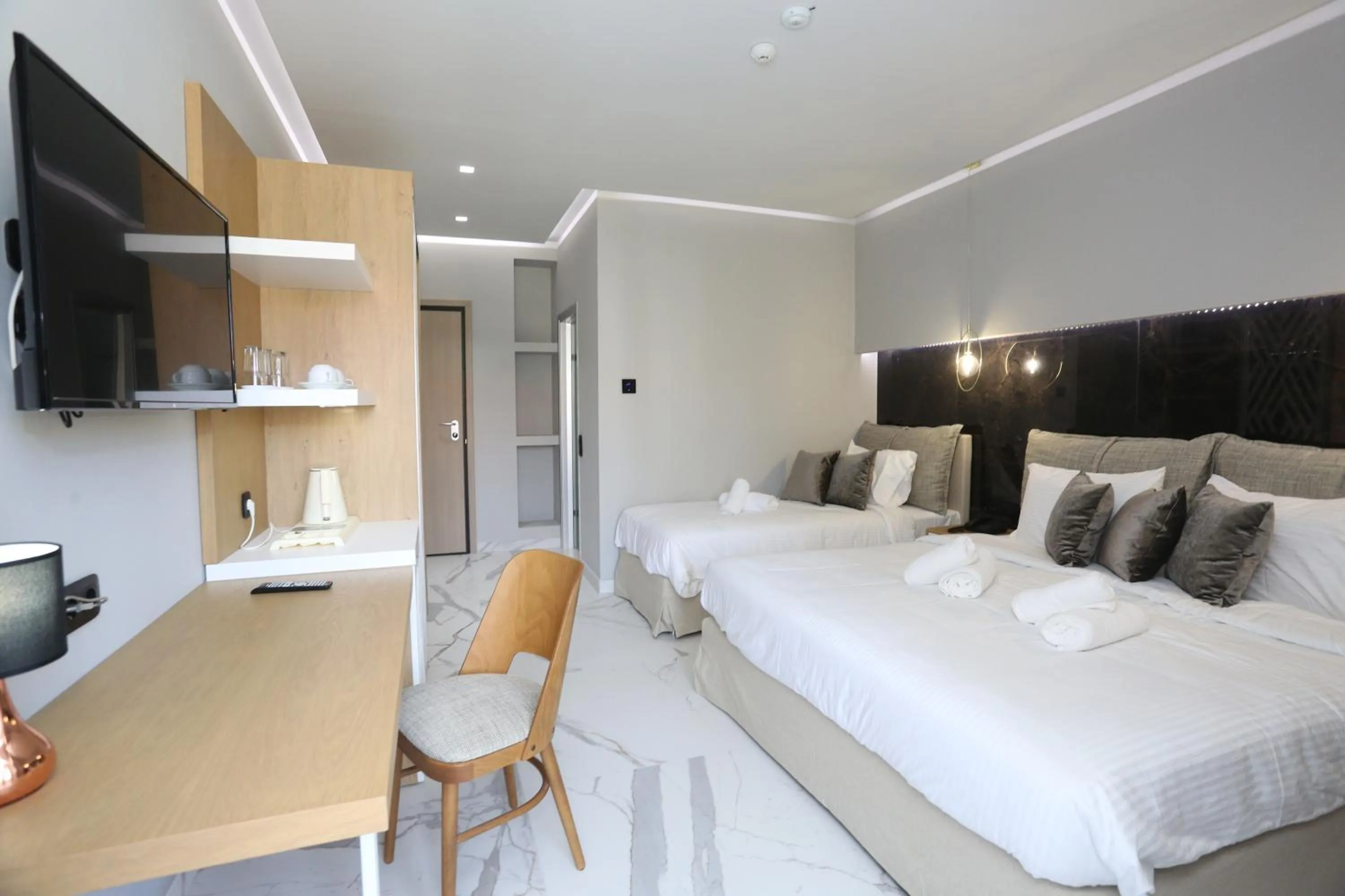 Photo of the whole room, Bed in Tropical