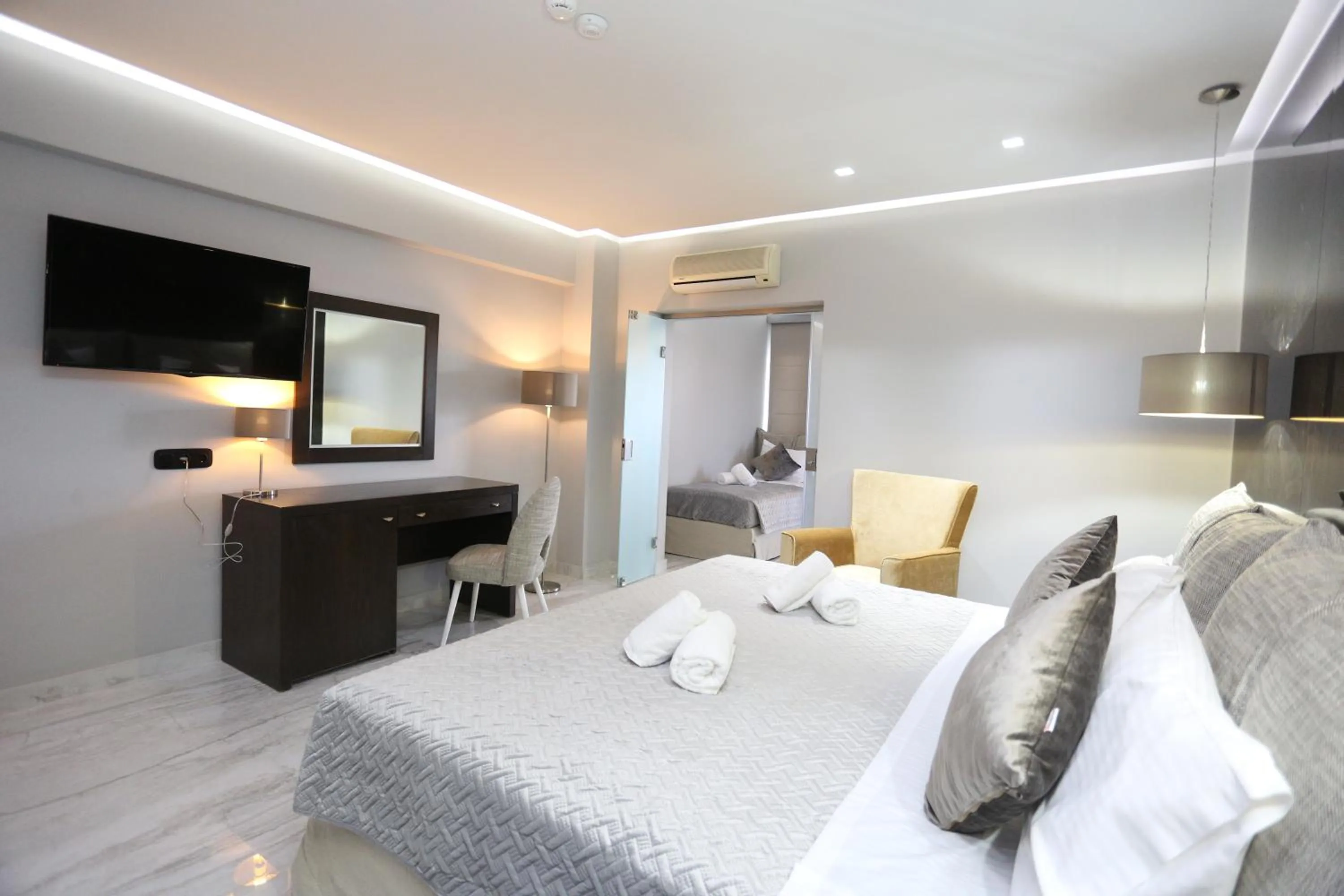 Photo of the whole room, Bed in Tropical