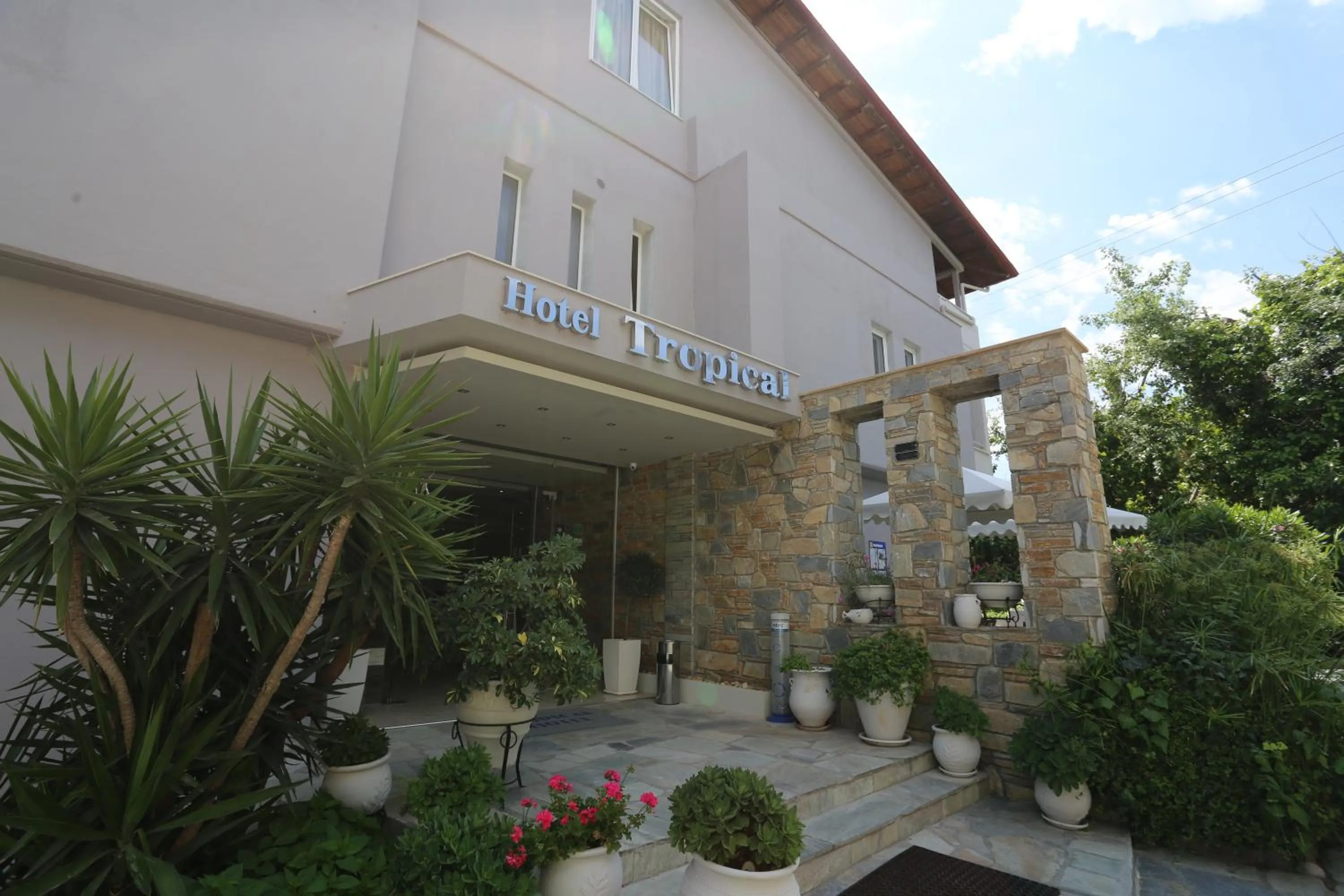 Facade/entrance in Tropical