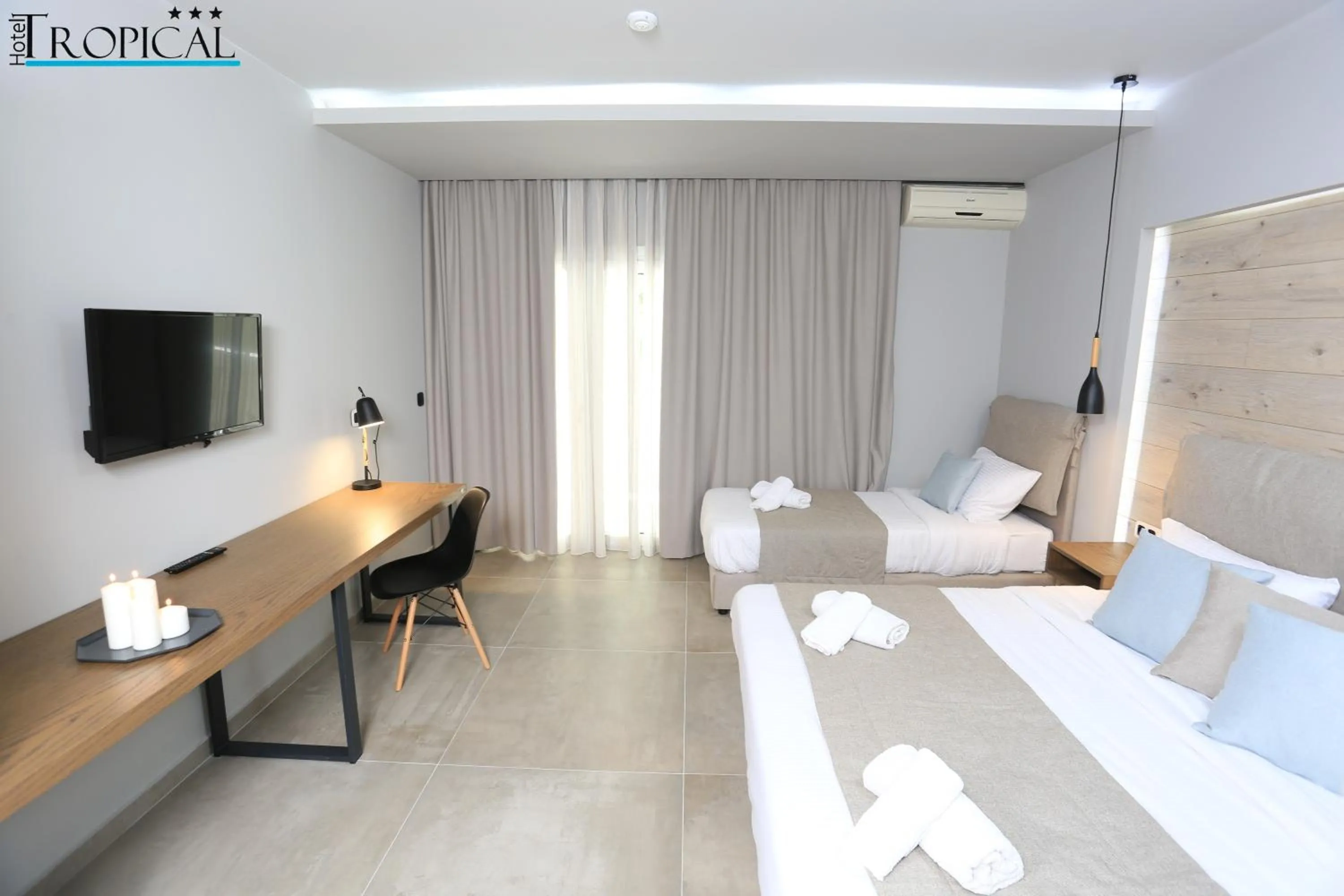 Photo of the whole room, Bed in Tropical