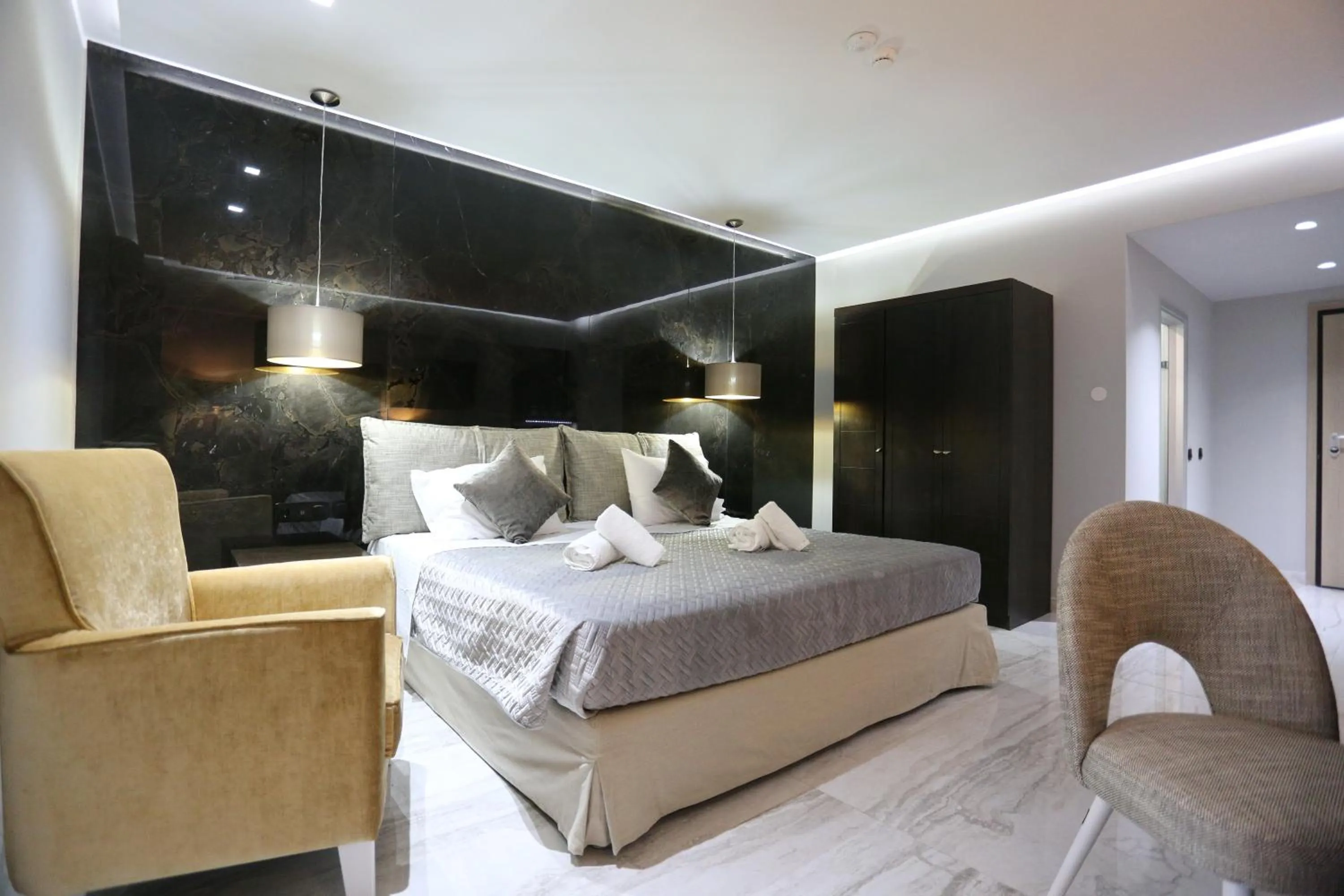 Photo of the whole room, Bed in Tropical