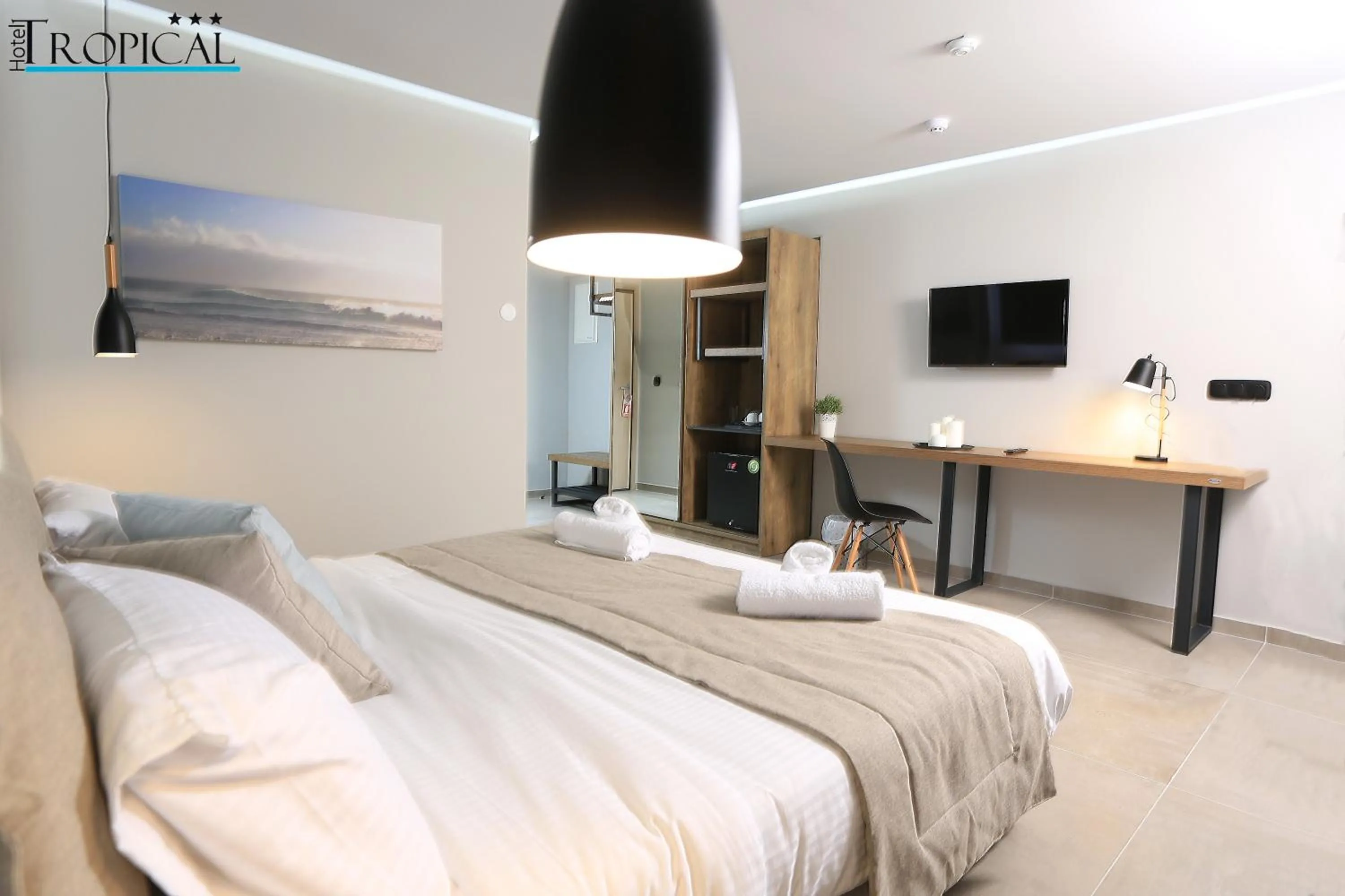 Communal lounge/ TV room, Bed in Tropical