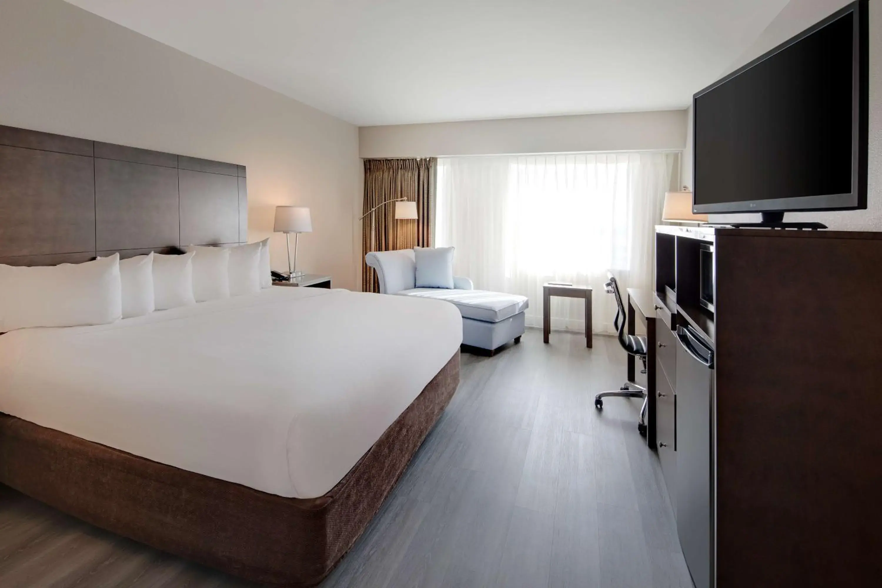 King Room - City View in The Florida Hotel & Conference Center in the Florida Mall King Room - City View in The Florida Hotel & Conference Center in the Florida Mall