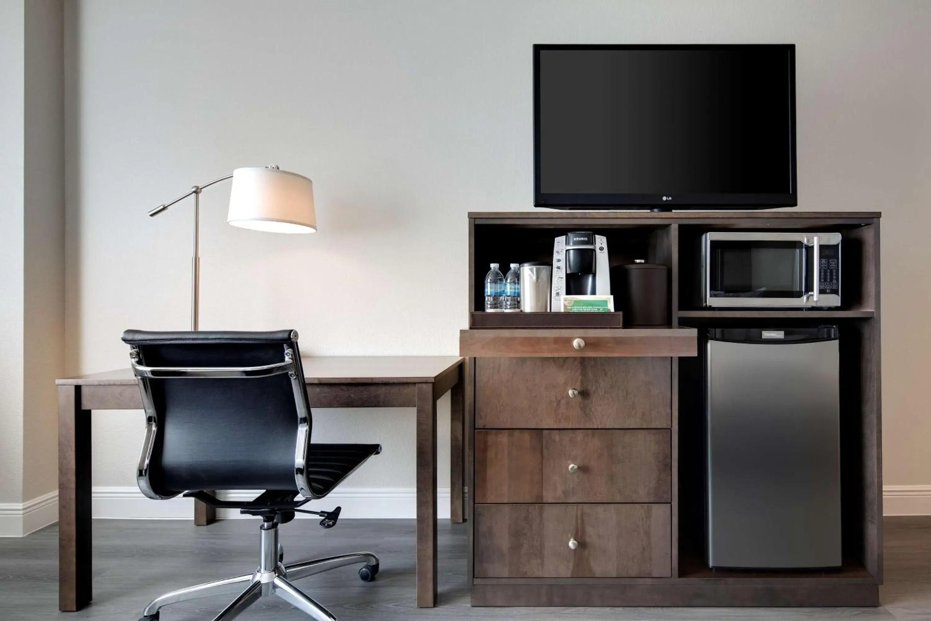 King Room with Mobility Accessible Roll-In Shower - City View in The Florida Hotel & Conference Center in the Florida Mall King Room with Mobility Accessible Roll-In Shower - City View in The Florida Hotel & Conference Center in the Florida Mall