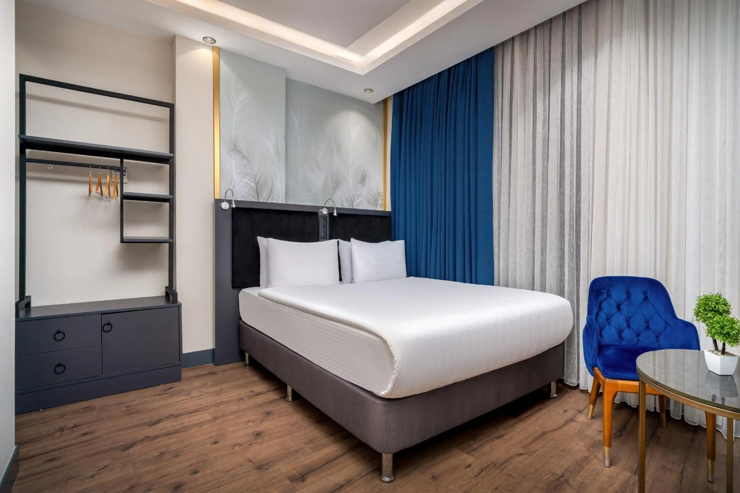 Living room, Bed in Best Western Premier Hidden Hills Hotel