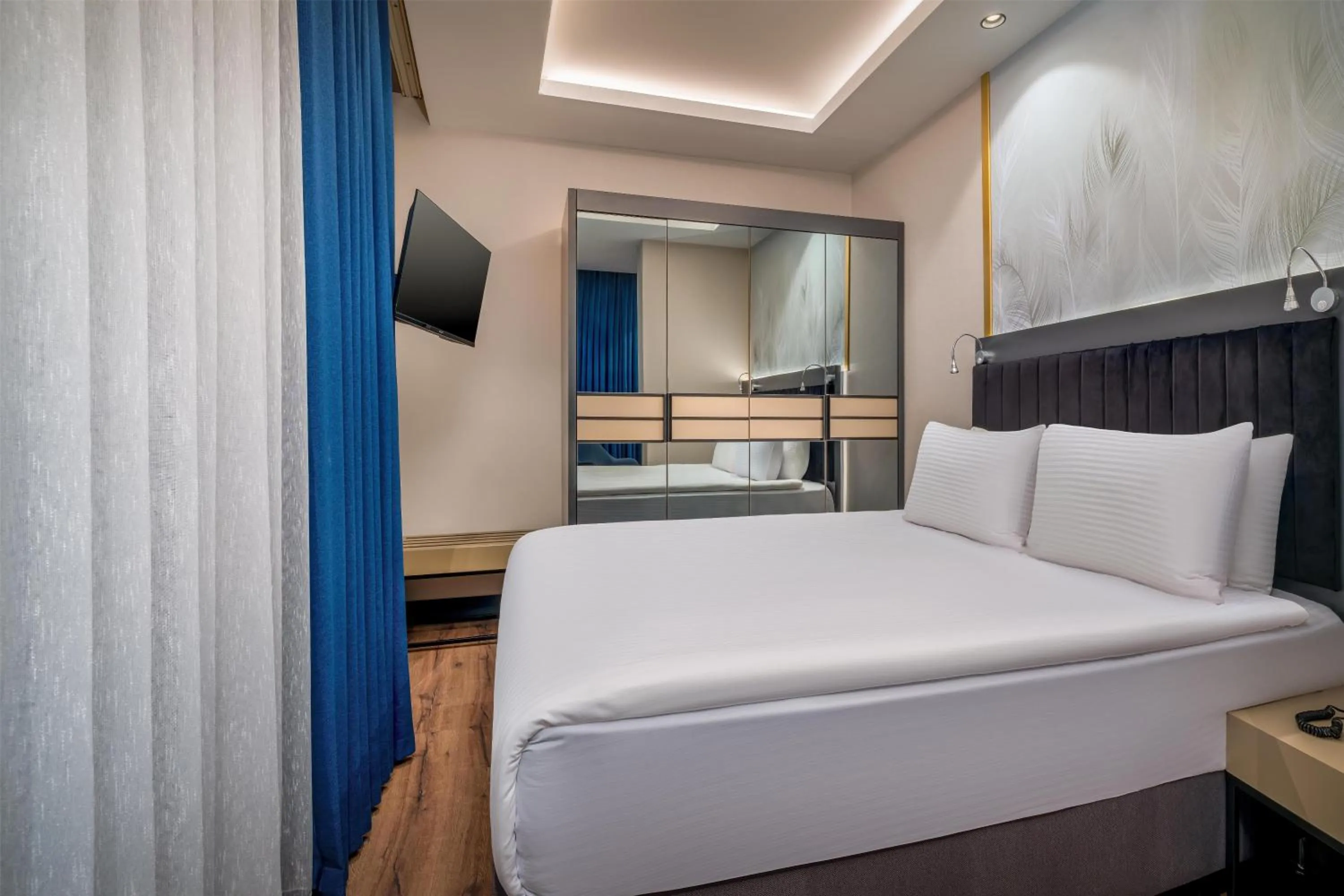 Photo of the whole room, Bed in Best Western Premier Hidden Hills Hotel