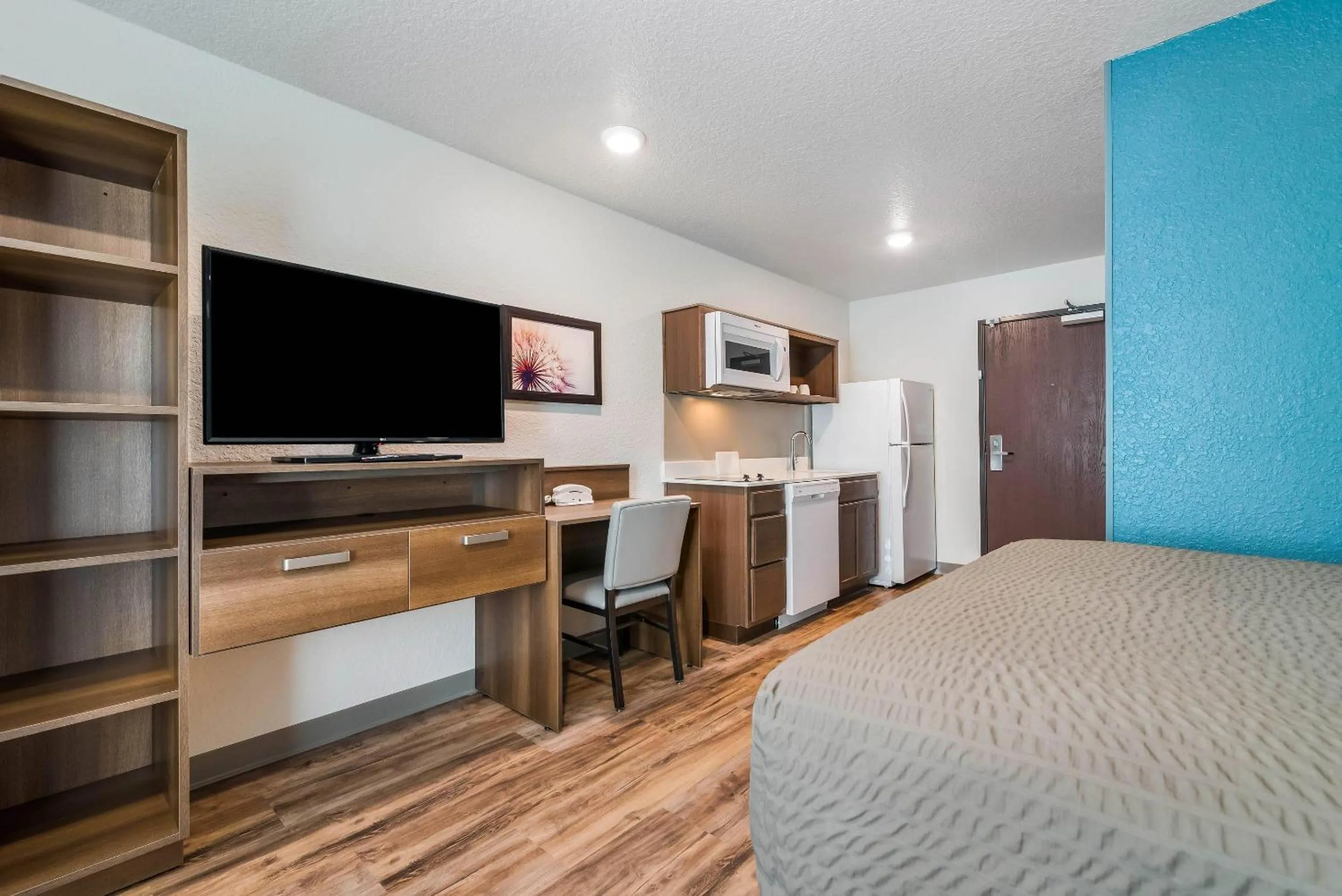 TV and multimedia, Bed in WoodSpring Suites Davenport FL