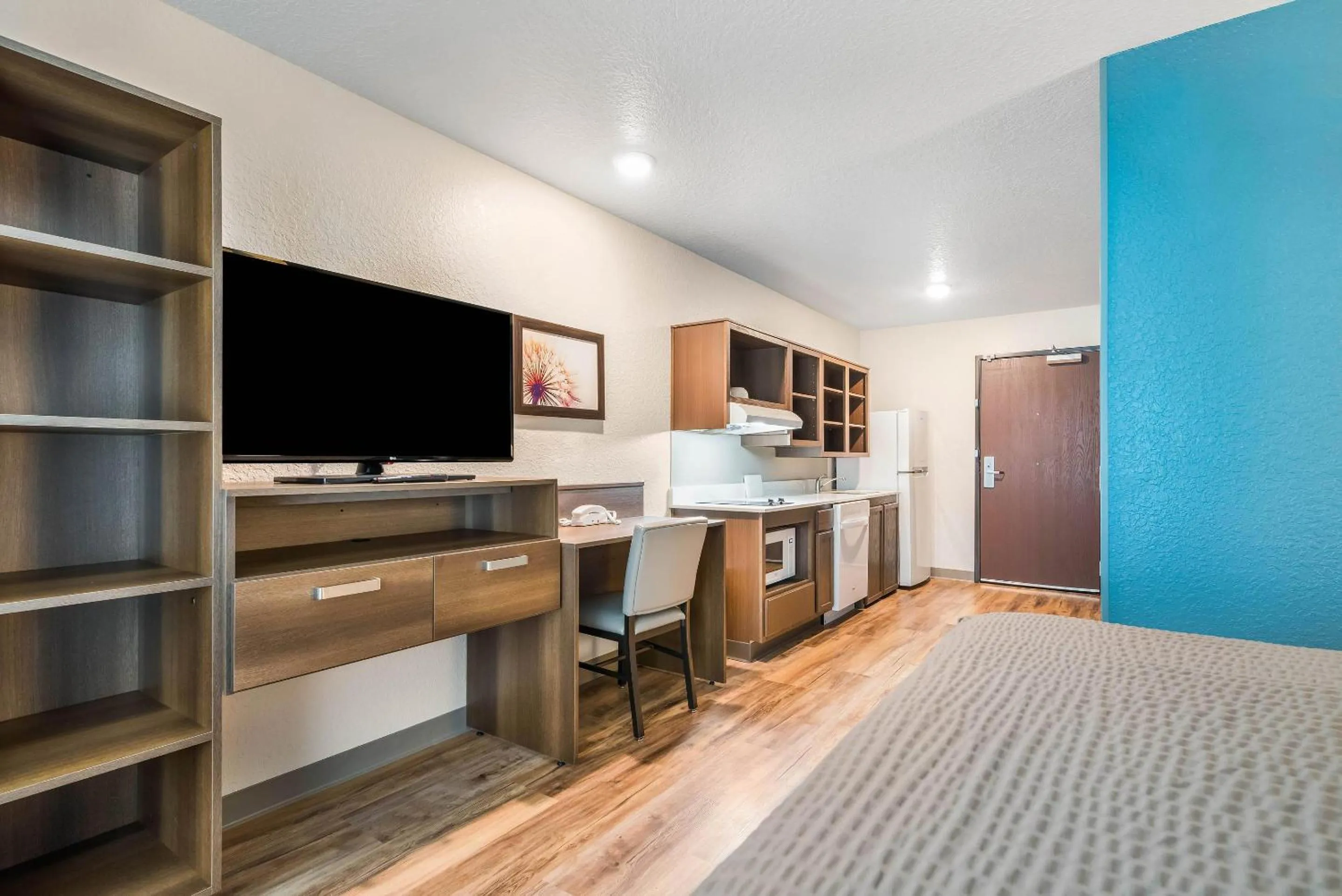 TV and multimedia, Bed in WoodSpring Suites Davenport FL