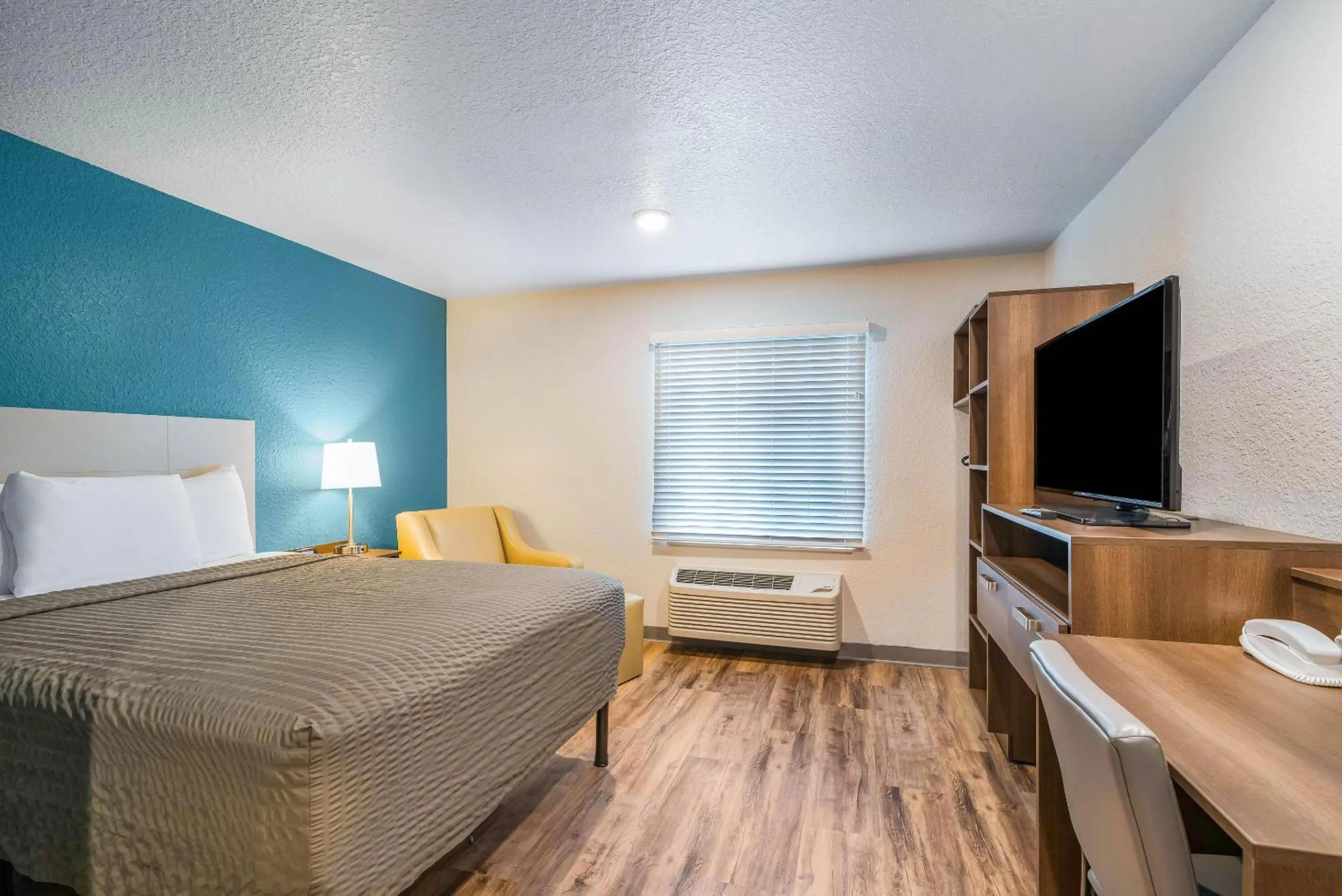 TV and multimedia, Bed in WoodSpring Suites Davenport FL