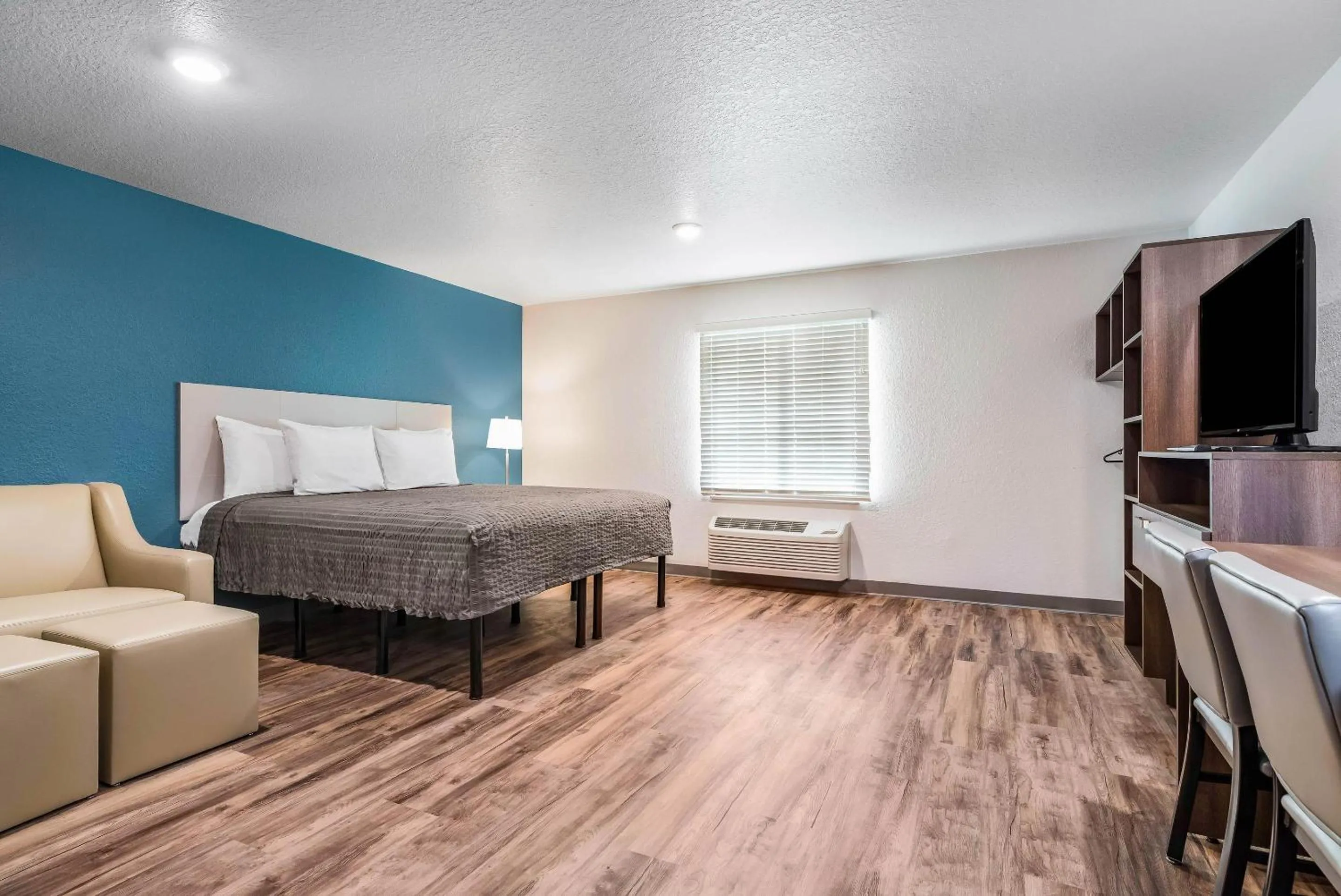 Bed in WoodSpring Suites Davenport FL