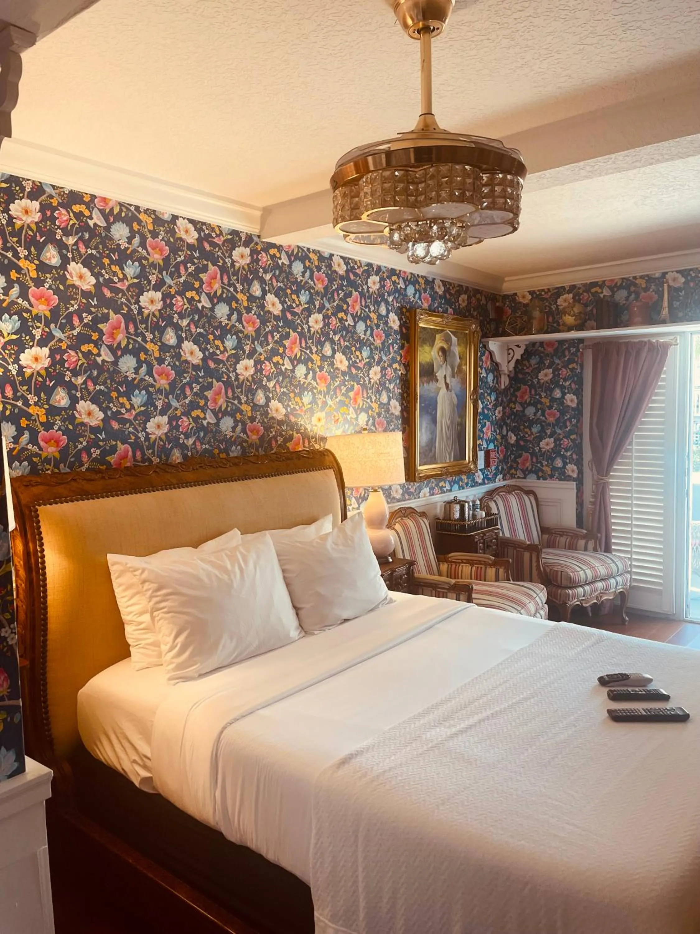 Bed in Casablanca Inn on the Bay