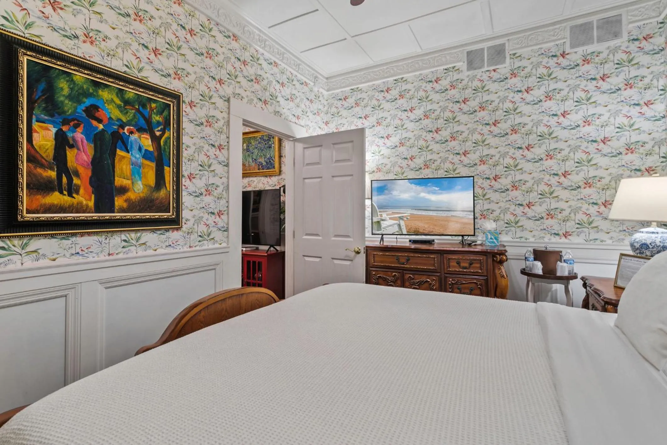 Bed in Casablanca Inn on the Bay