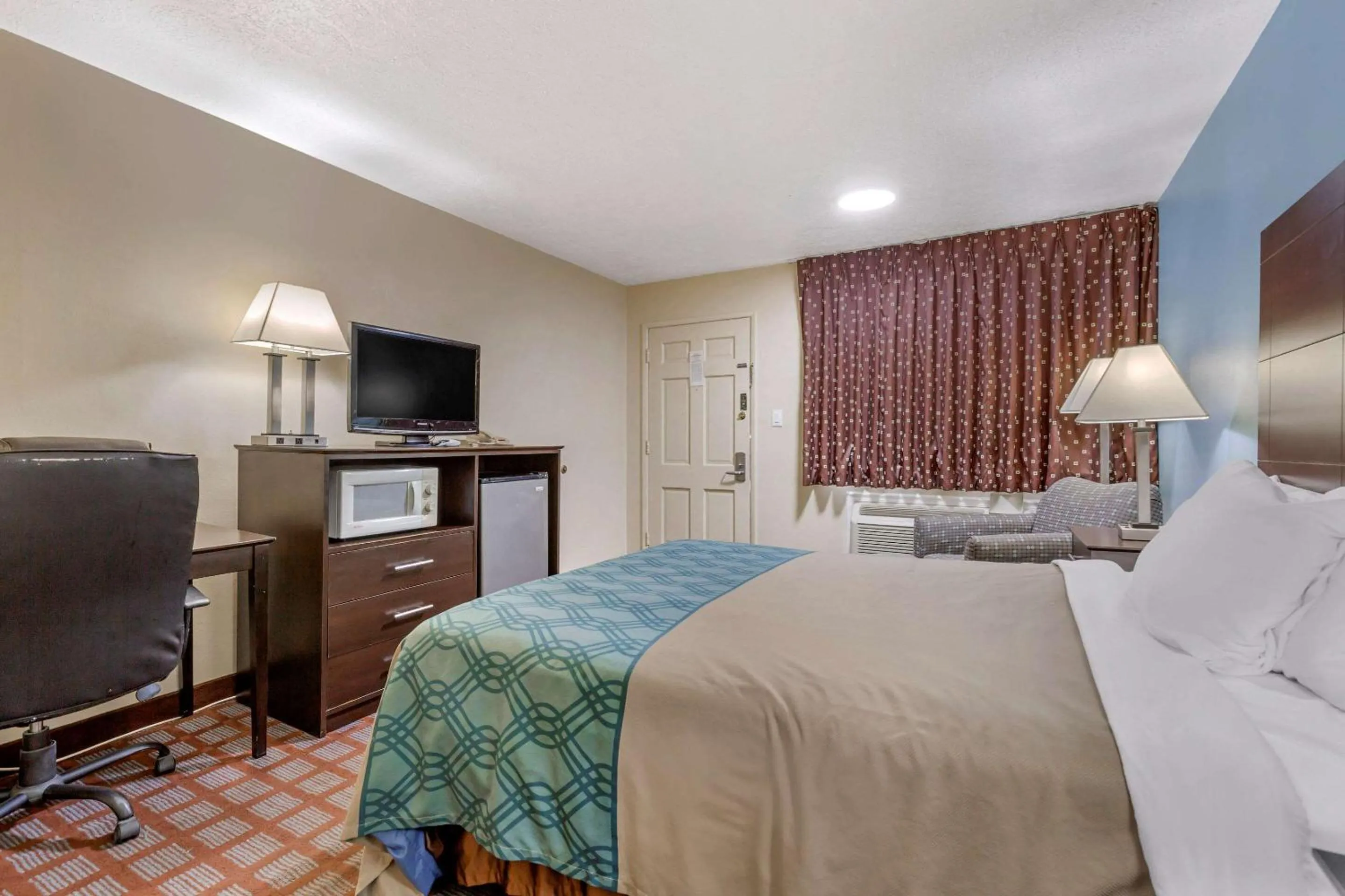 Photo of the whole room, Bed in Econo Lodge Woodstock - Shenandoah Valley I-81
