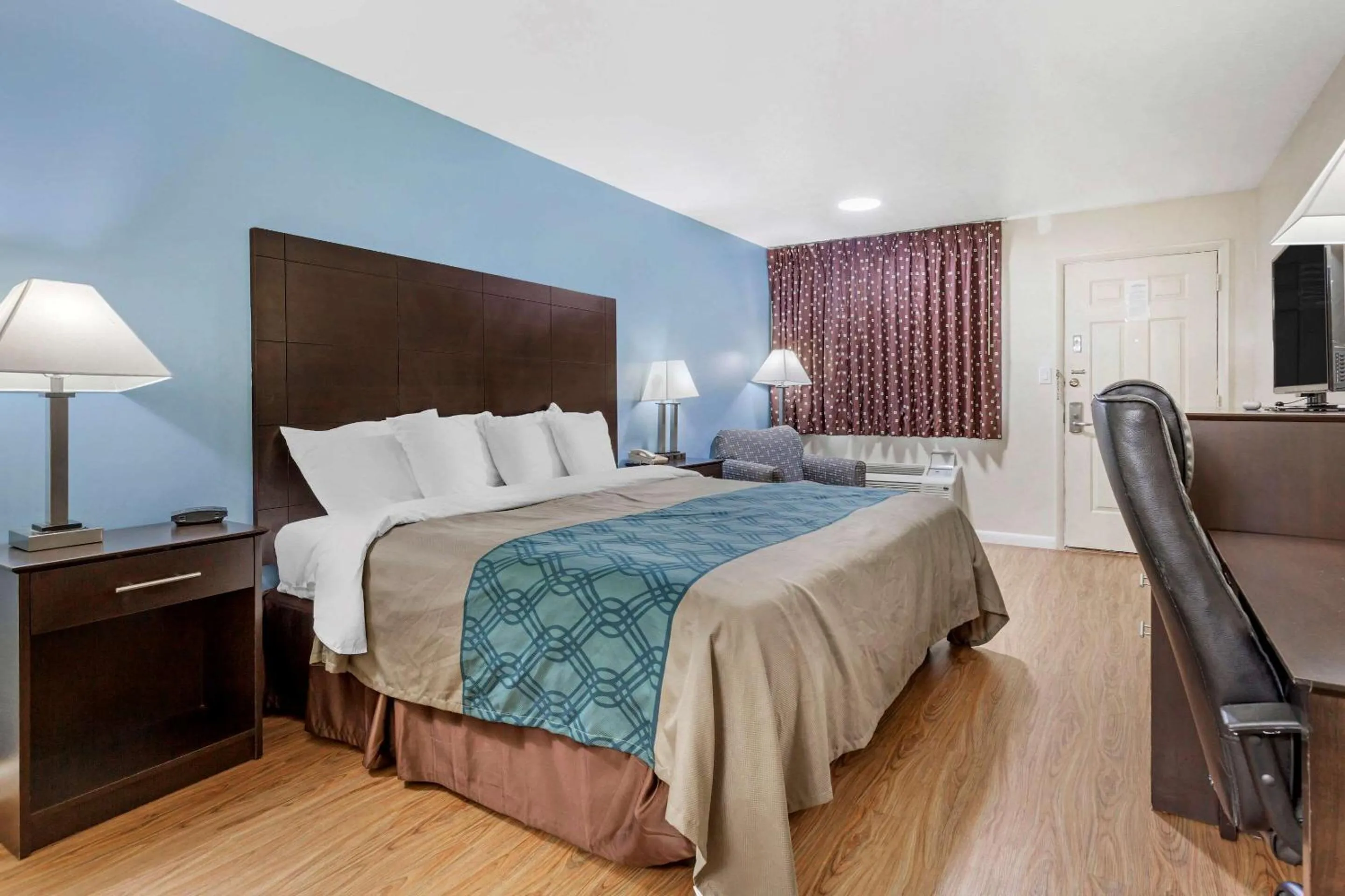 Photo of the whole room, Bed in Econo Lodge Woodstock - Shenandoah Valley I-81