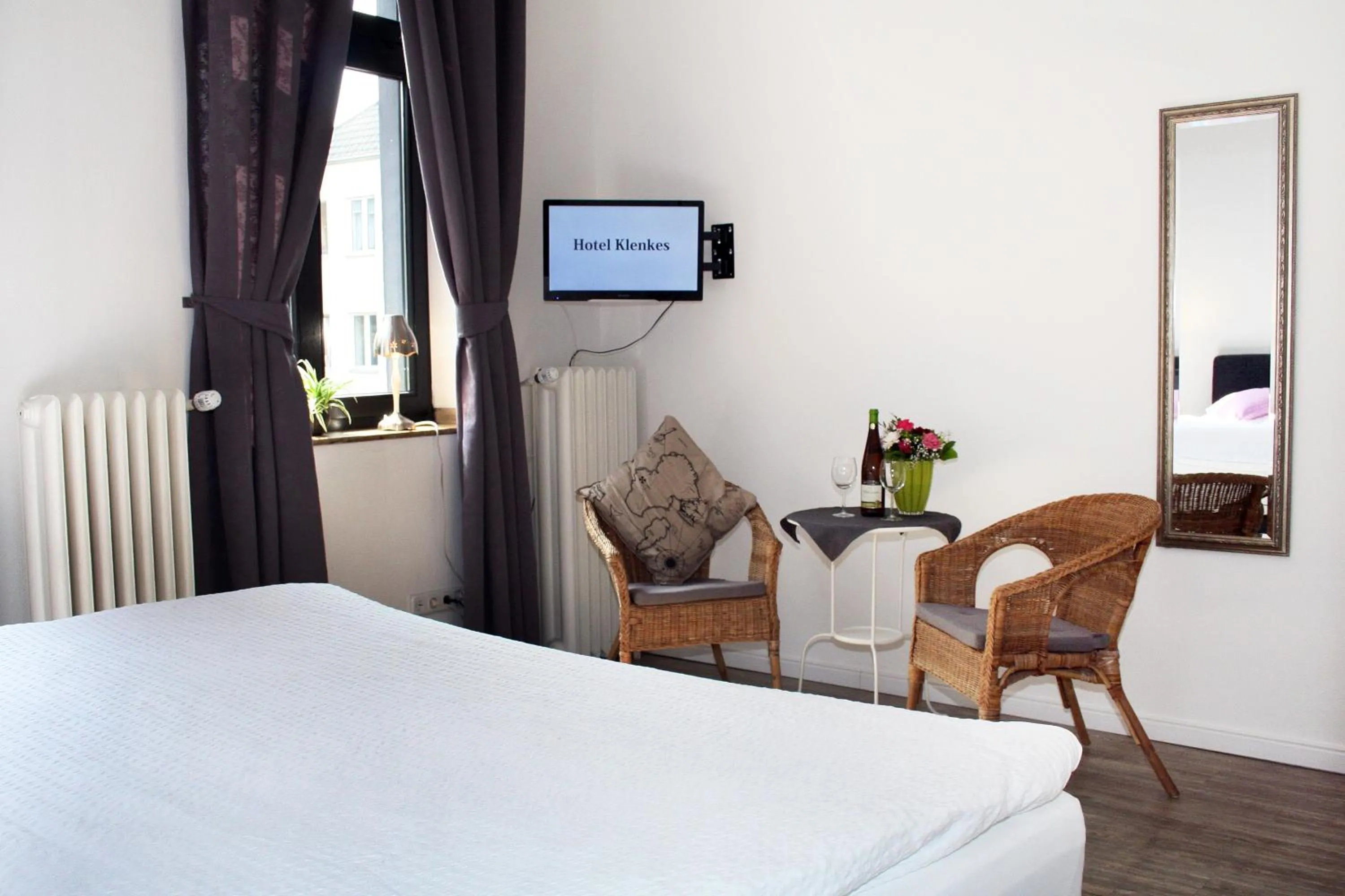 Seating area, Bed in Hotel Klenkes am Bahnhof