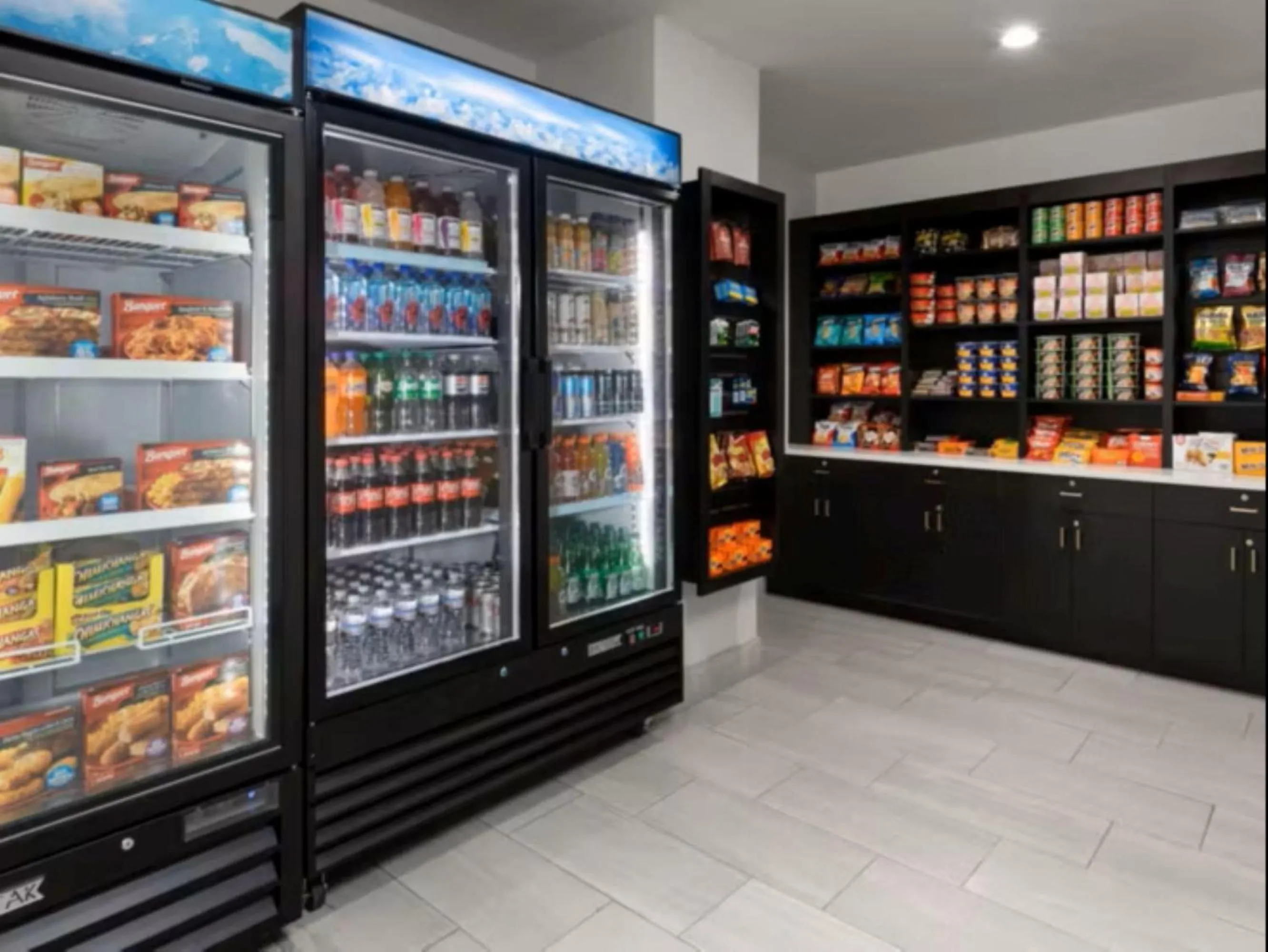 Supermarket/grocery shop in Holiday Inn Express & Suites Washington DC - NoMA by IHG