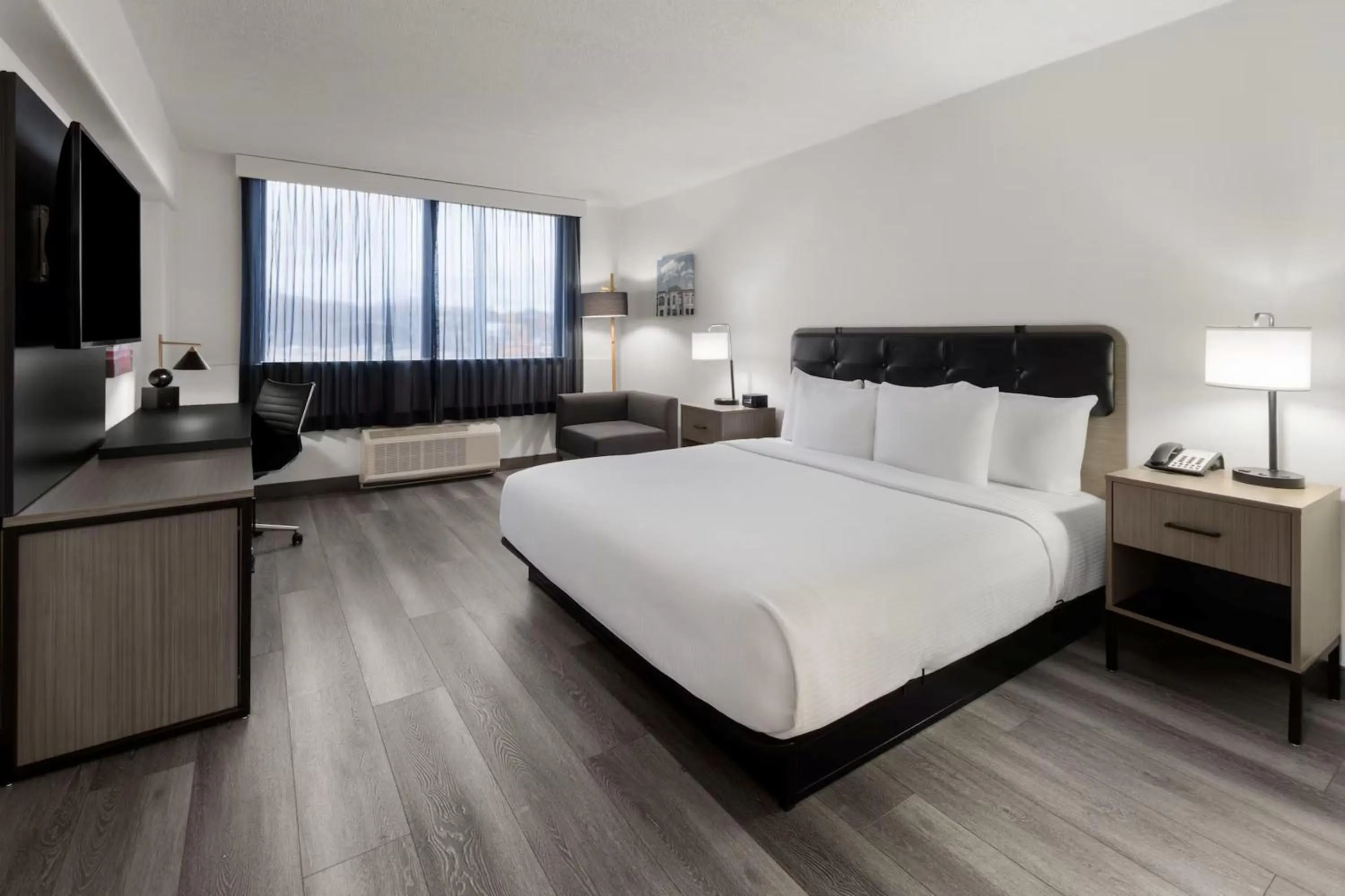 Photo of the whole room, Bed in Holiday Inn Express & Suites Washington DC - NoMA by IHG