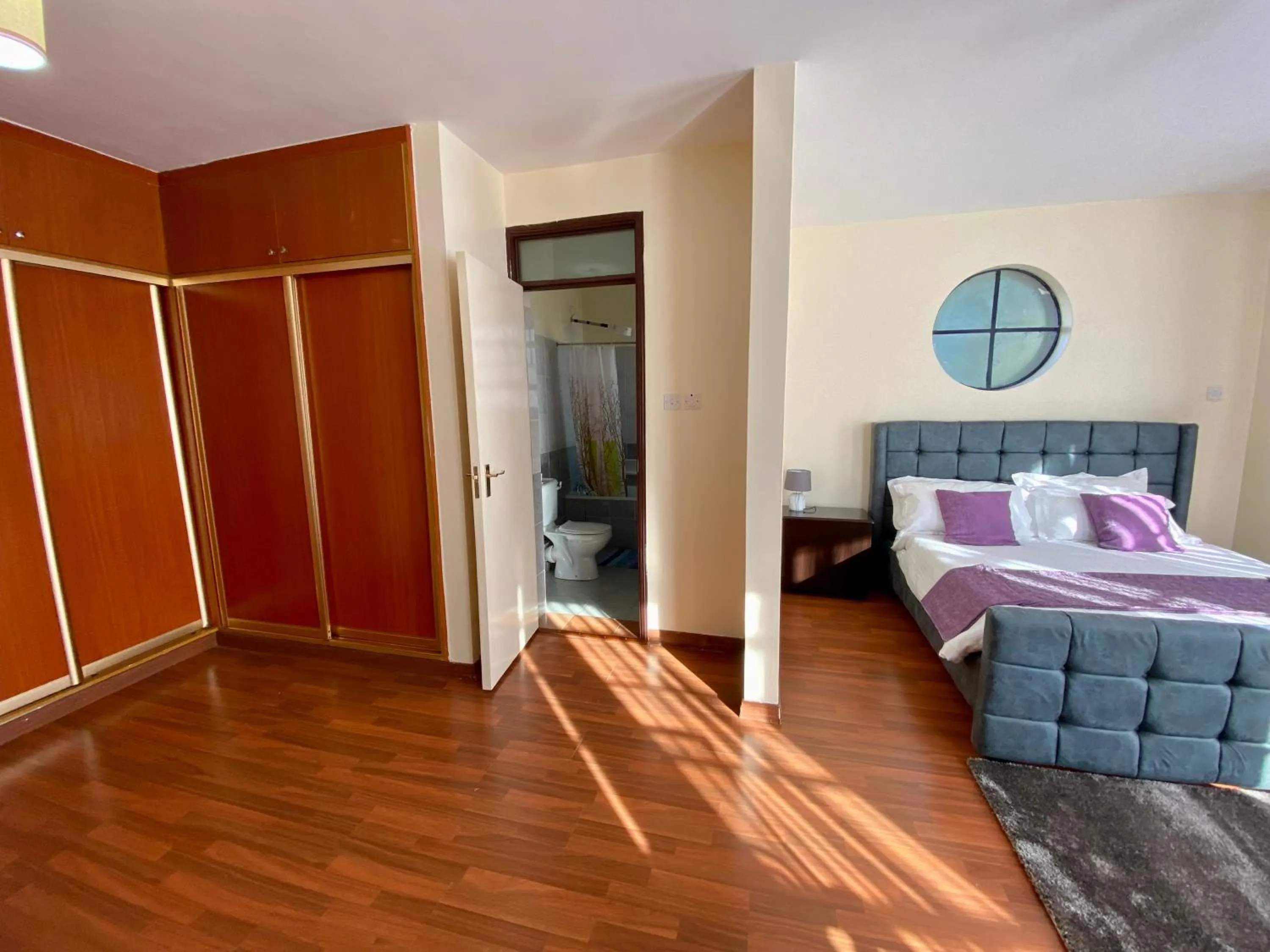 Photo of the whole room, Bed in Takdiri Homes