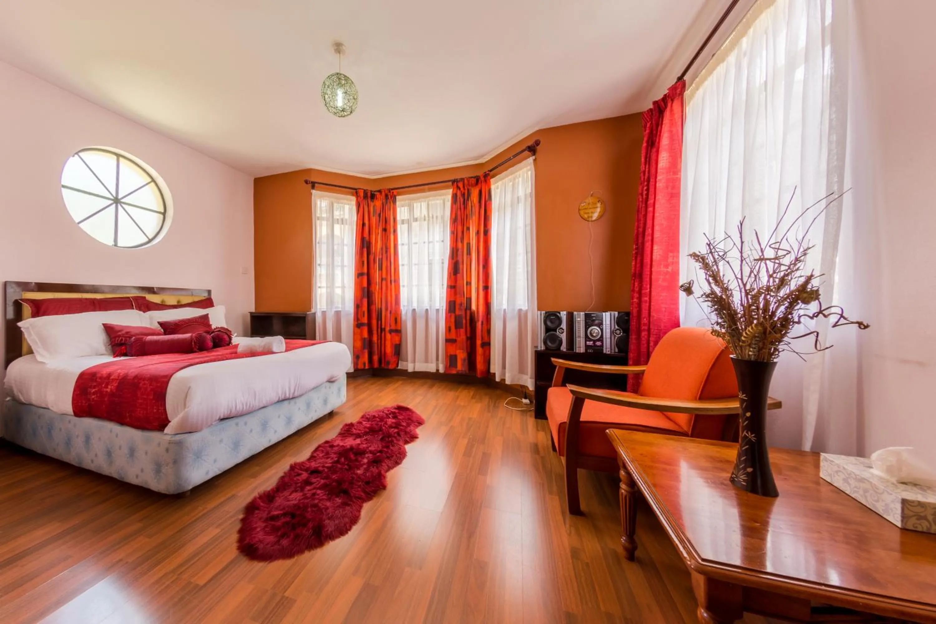 Photo of the whole room, Bed in Takdiri Homes