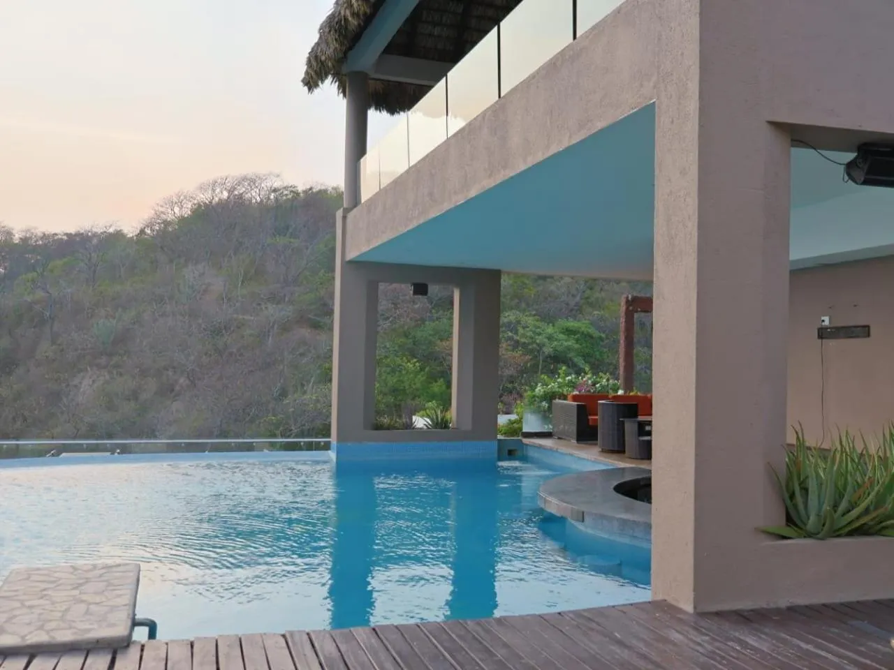 Swimming pool in Pacific King Hotel
