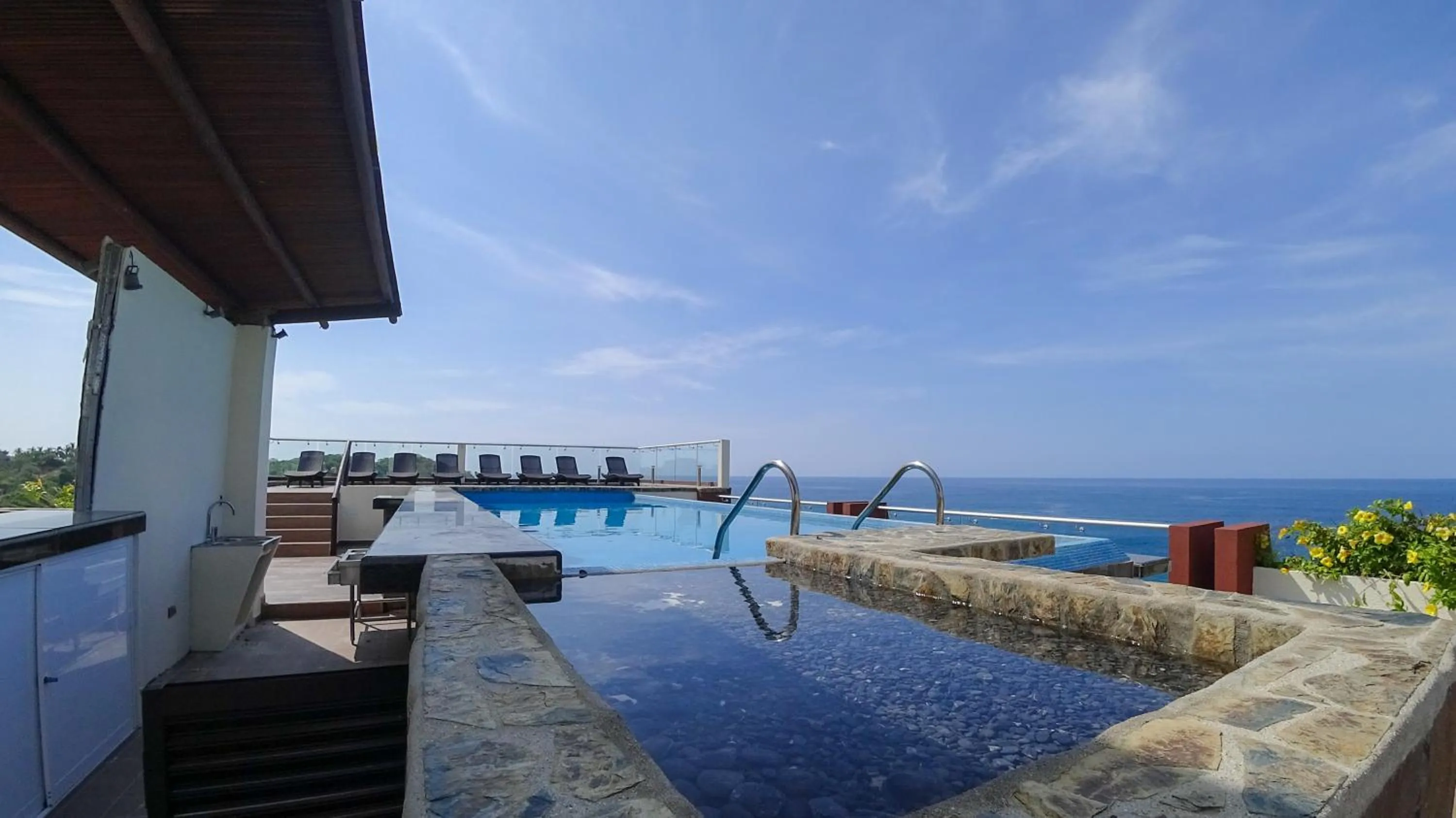 Swimming pool in Pacific King Hotel