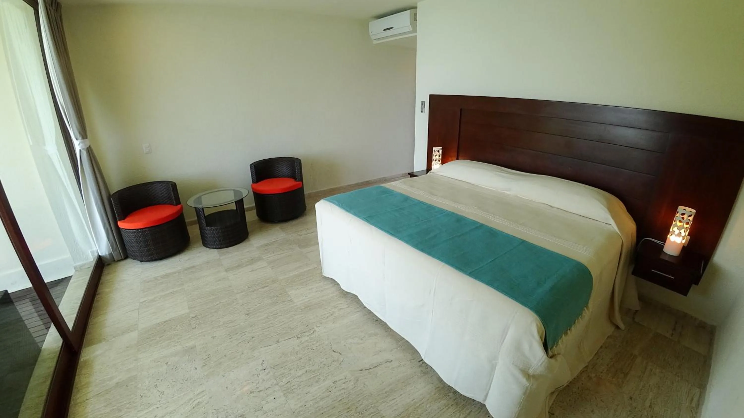 Photo of the whole room, Bed in Pacific King Hotel