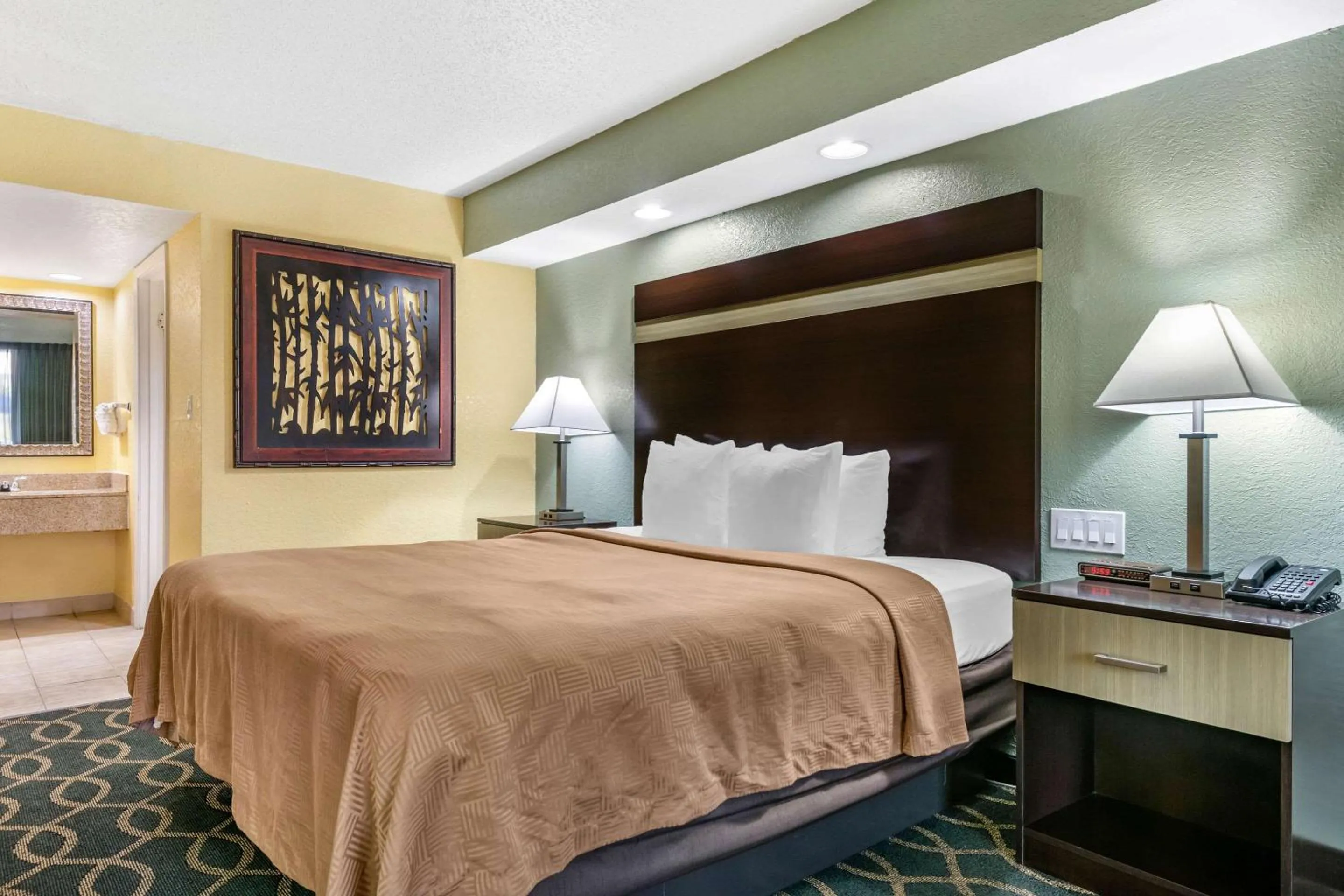 Bedroom, Bed in Clarion Inn Orlando International Drive - ICON Park