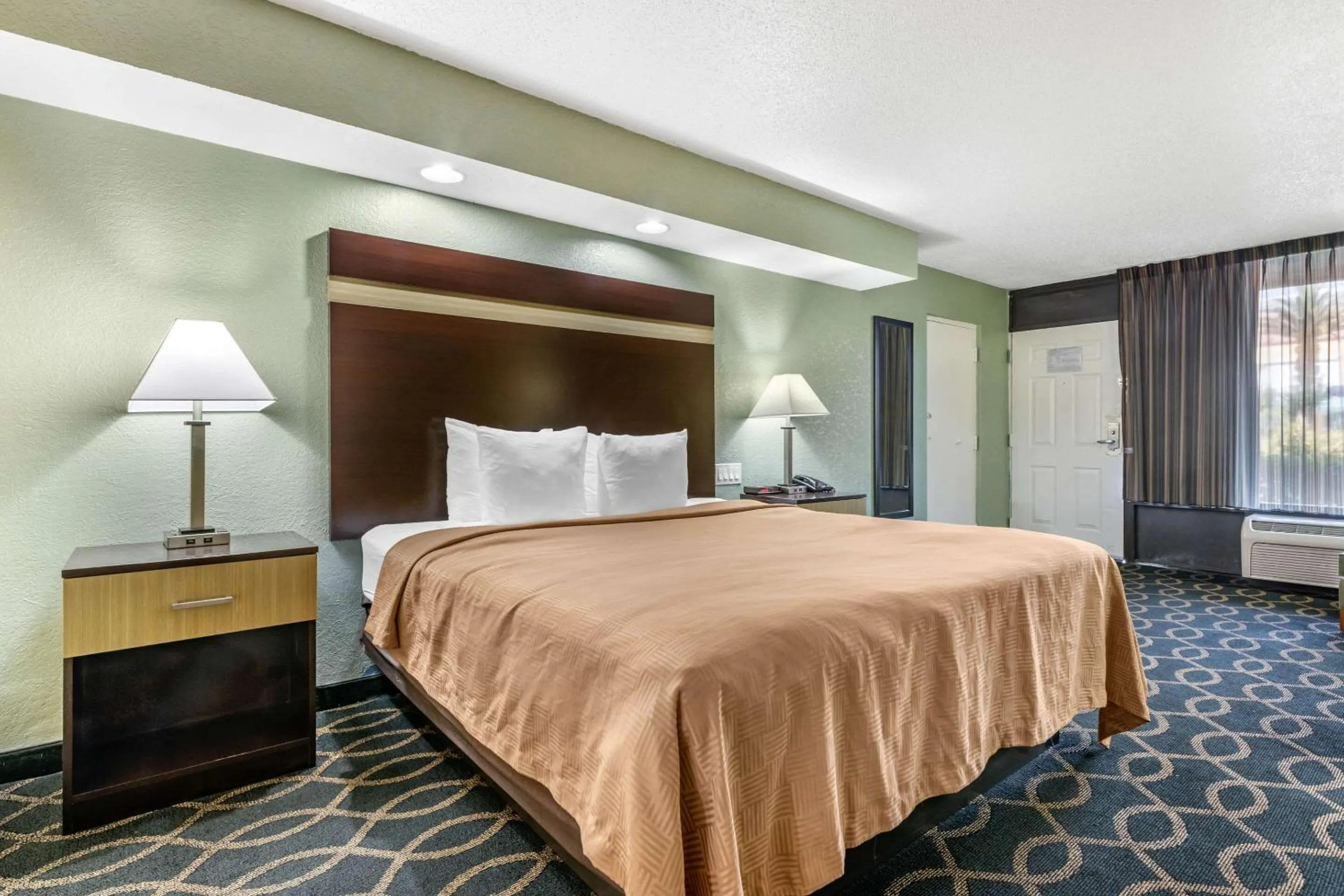 Bedroom, Bed in Clarion Inn Orlando International Drive - ICON Park