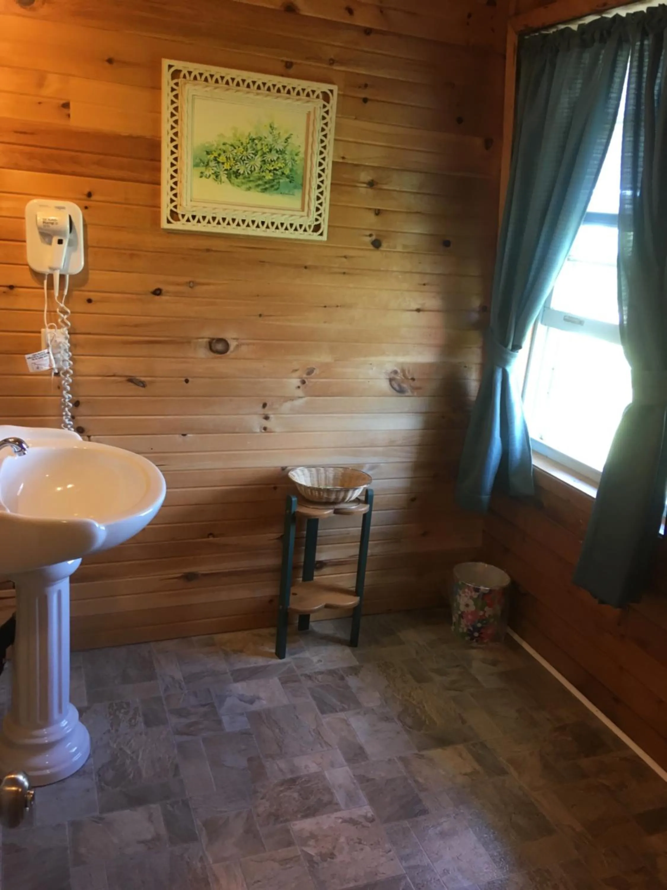 Bathroom in Baywatch Lighthouse Cottages & Motel