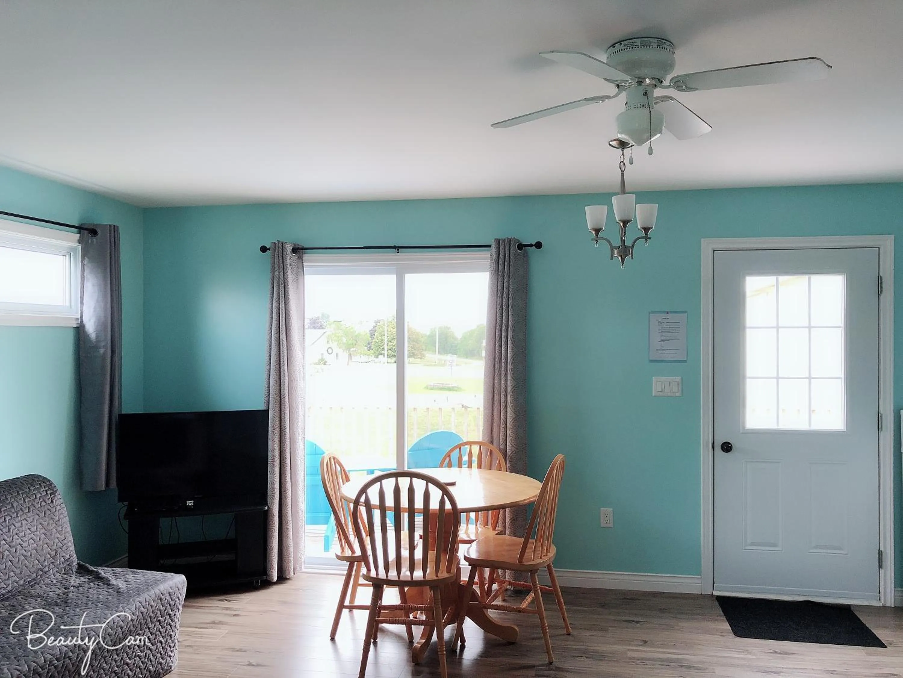 TV and multimedia in Baywatch Lighthouse Cottages & Motel