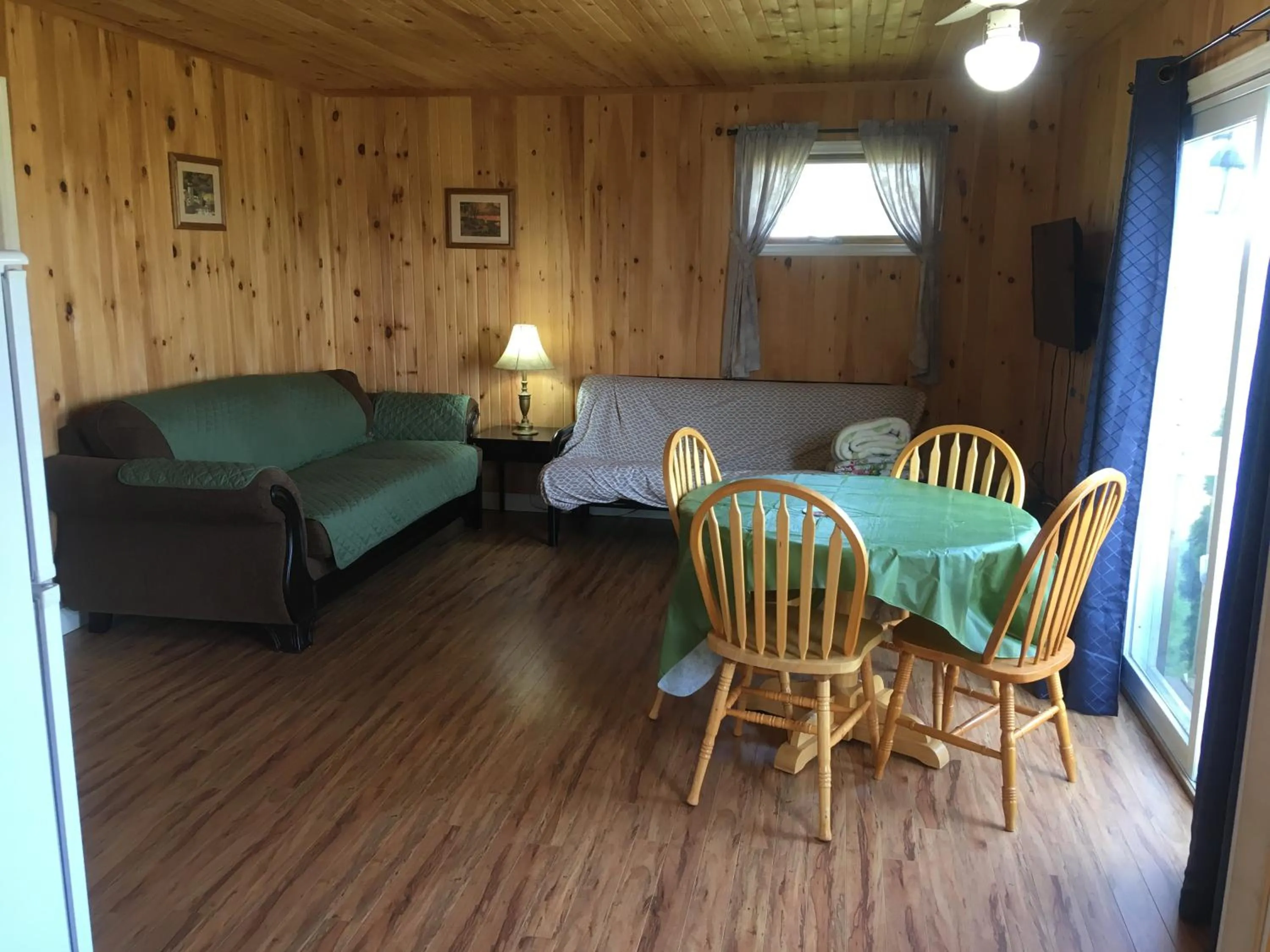 Living room, Bed in Baywatch Lighthouse Cottages & Motel