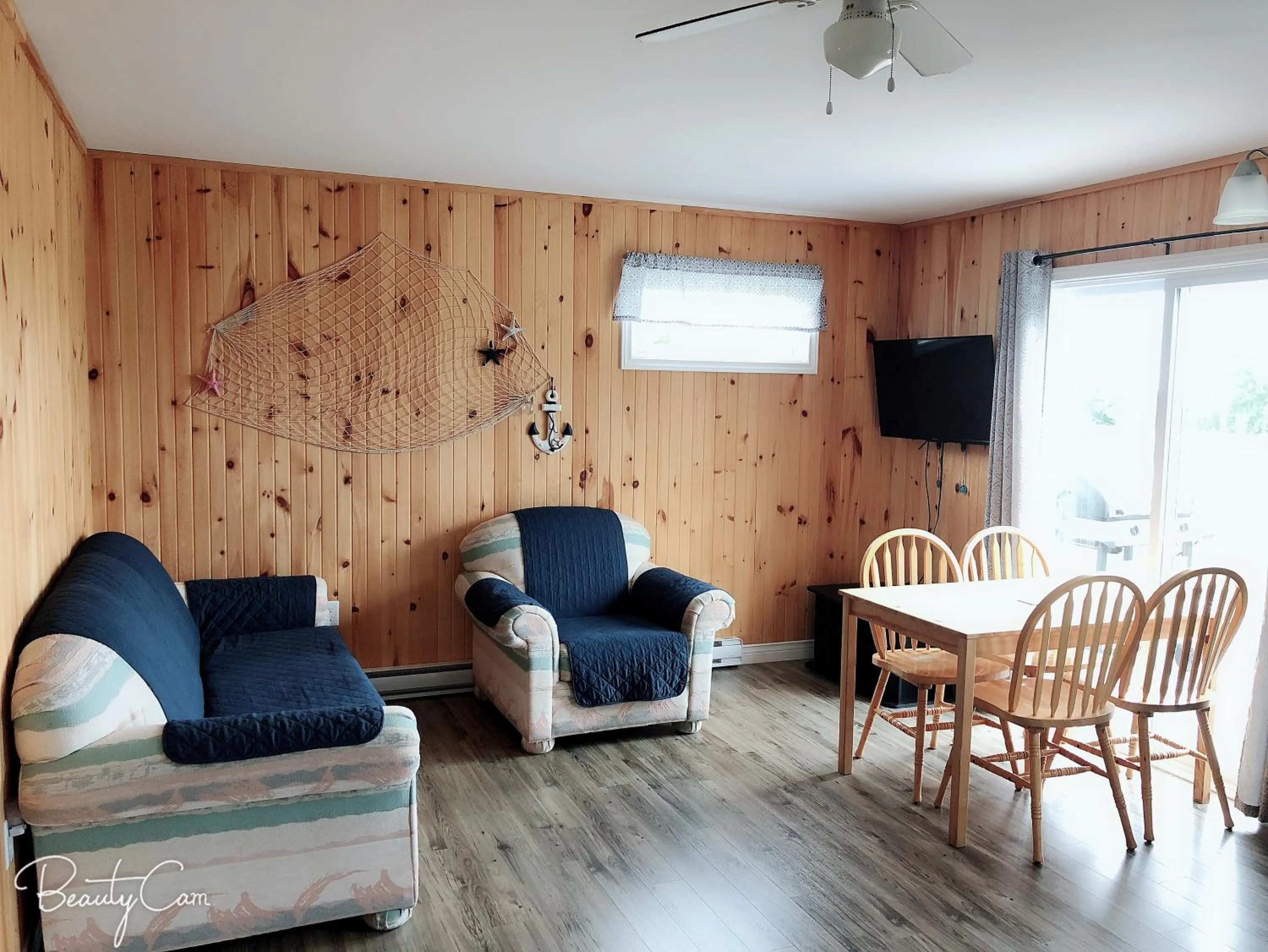 TV and multimedia in Baywatch Lighthouse Cottages & Motel