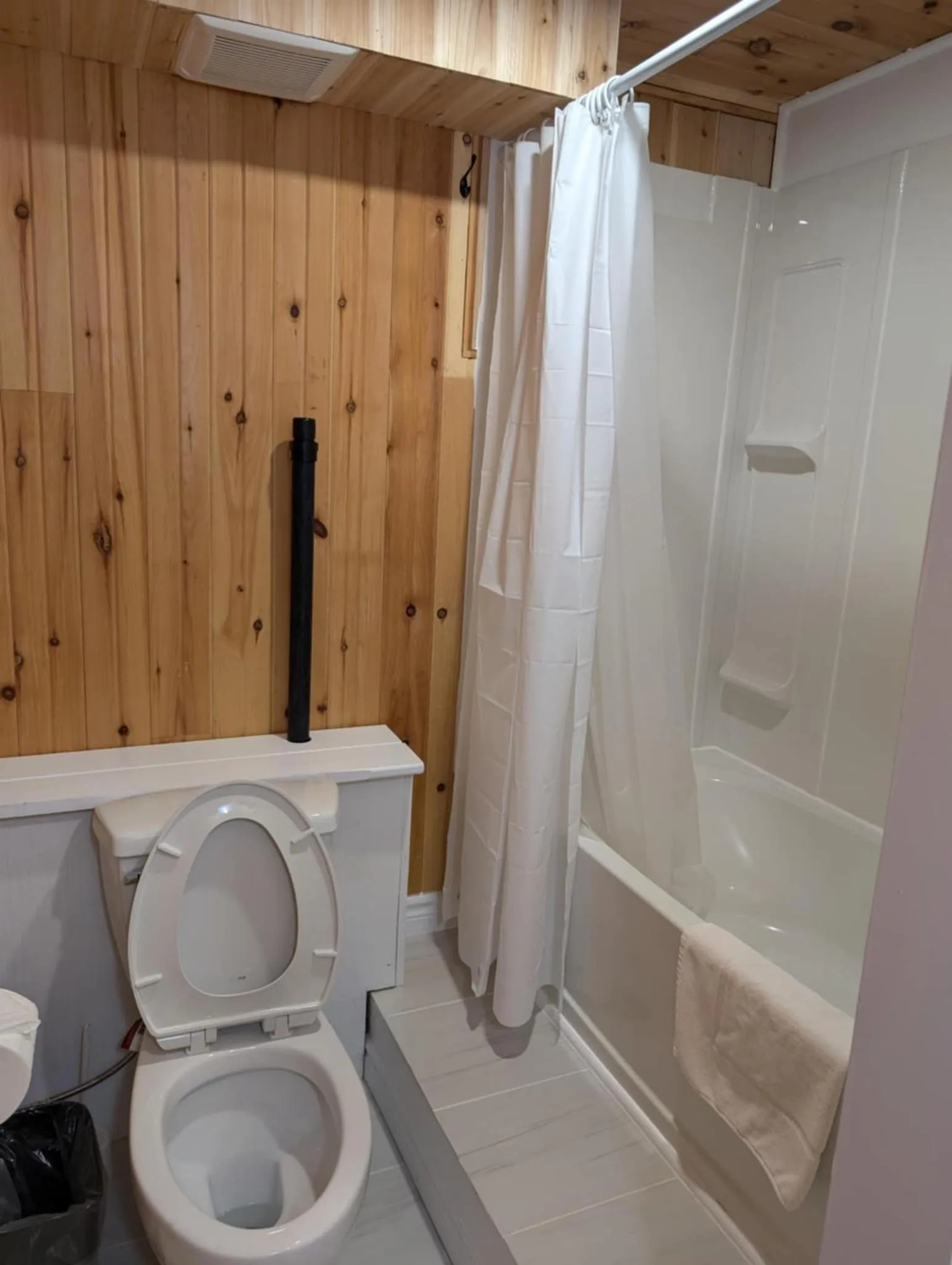 Bathroom in Baywatch Lighthouse Cottages & Motel