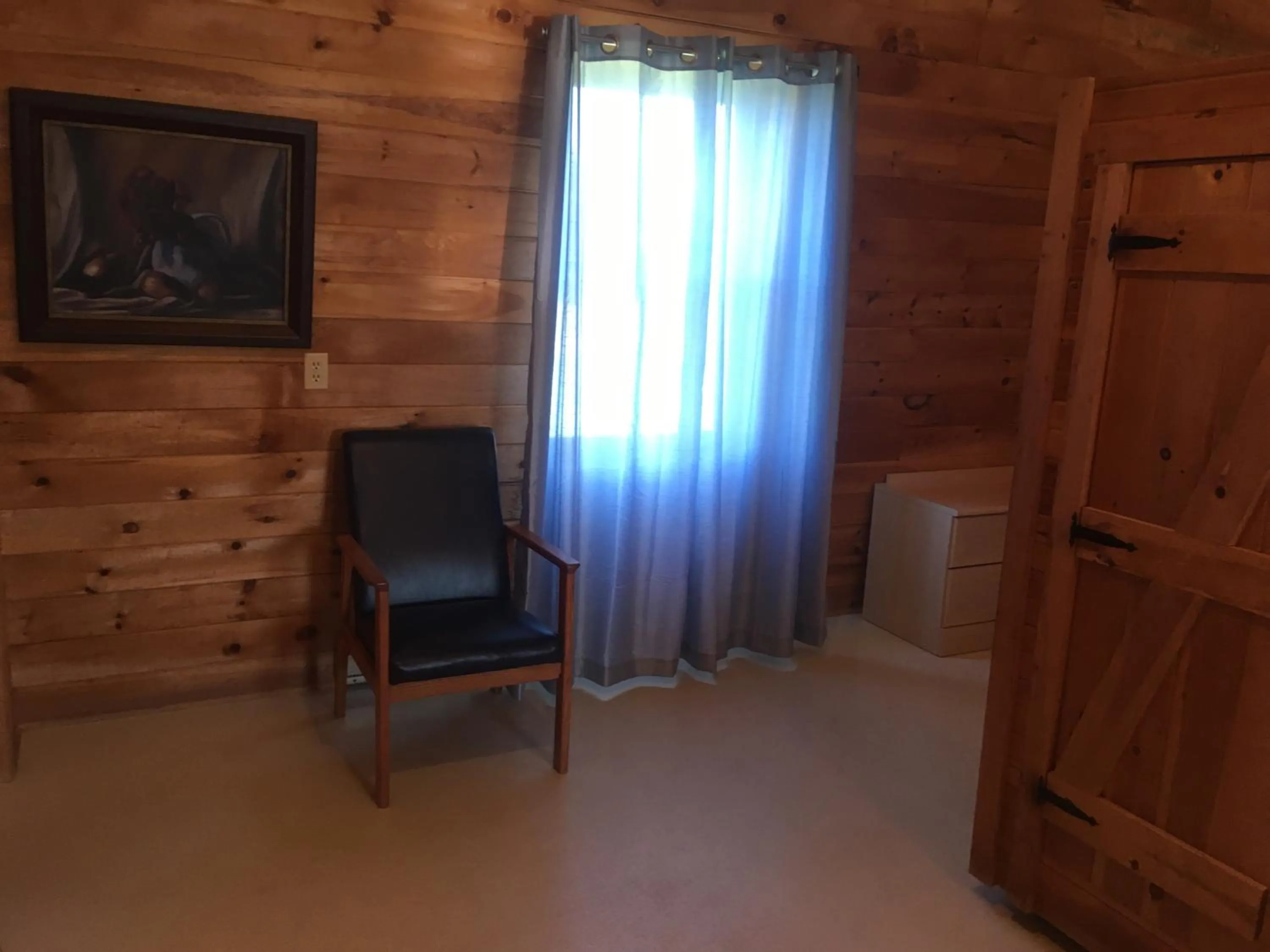 wardrobe in Baywatch Lighthouse Cottages & Motel