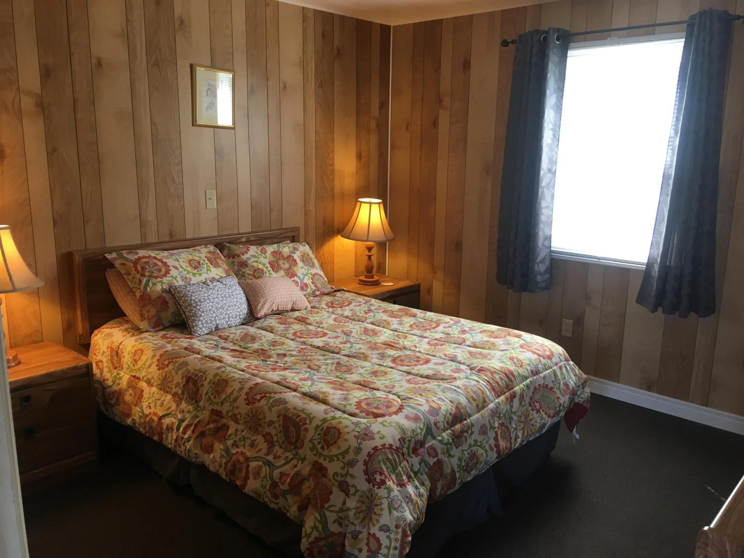 Bedroom, Bed in Baywatch Lighthouse Cottages & Motel