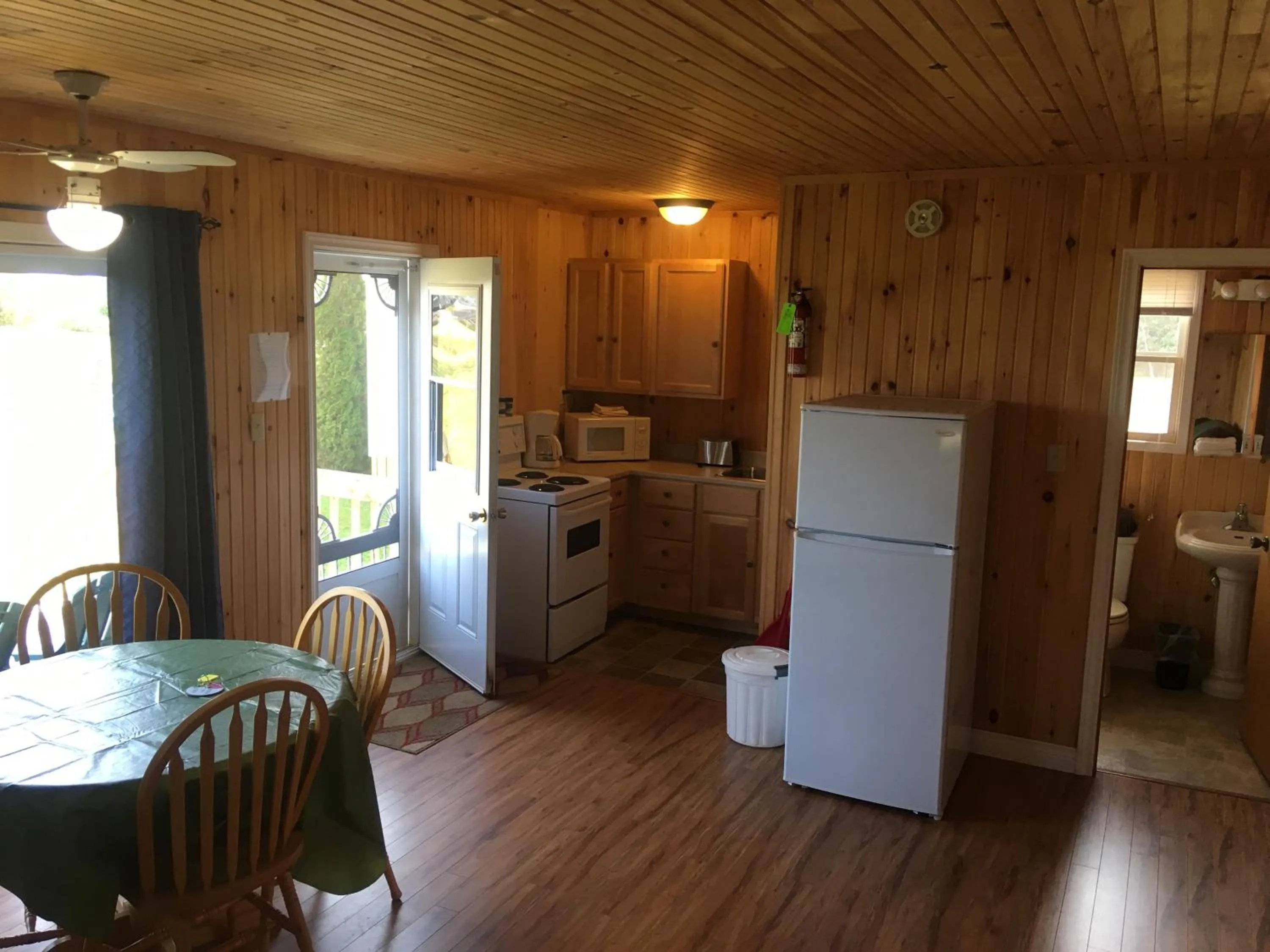 Kitchen or kitchenette in Baywatch Lighthouse Cottages & Motel