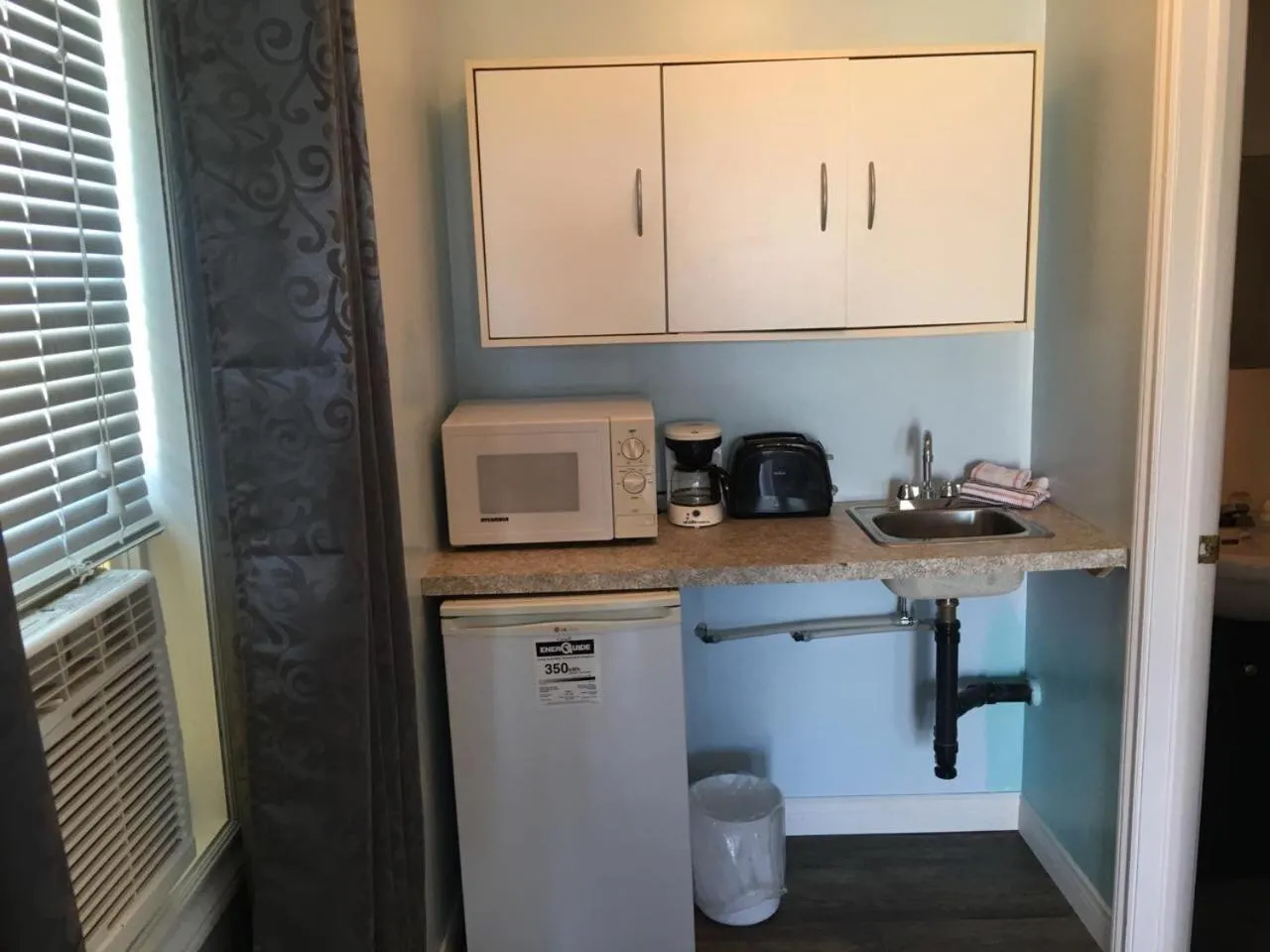 Kitchen or kitchenette in Baywatch Lighthouse Cottages & Motel