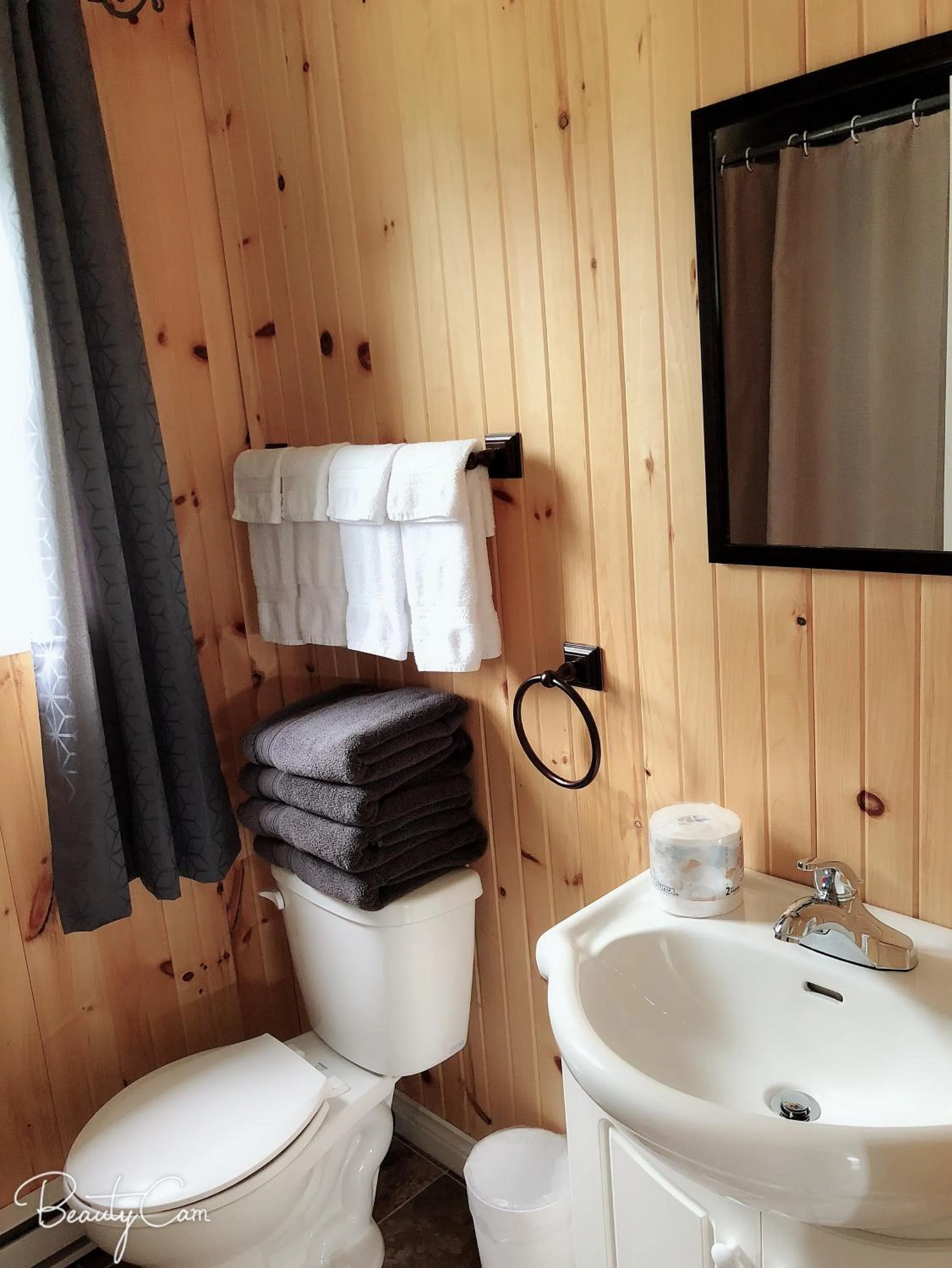 Toilet in Baywatch Lighthouse Cottages & Motel