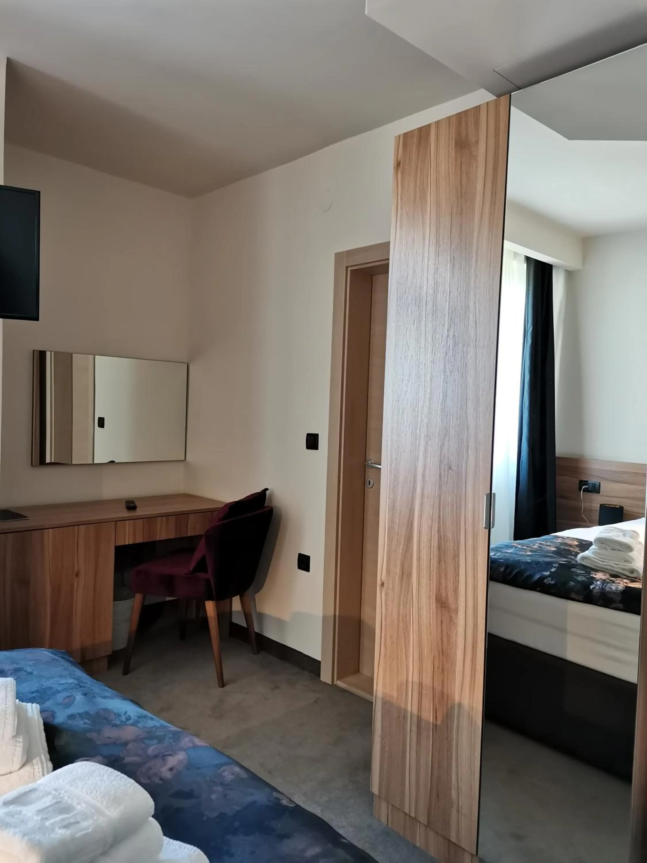 Photo of the whole room in Hotel Aloha