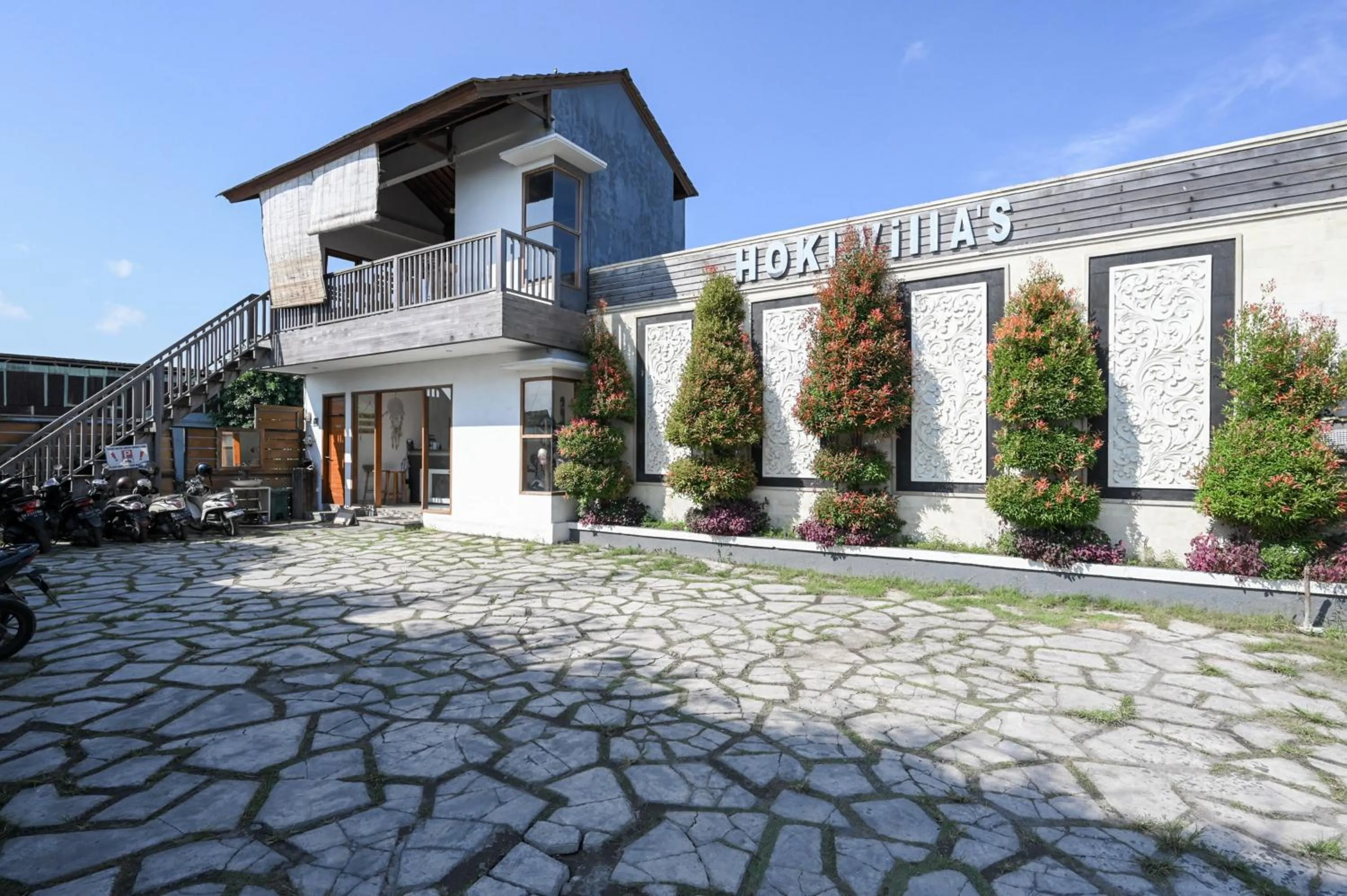 Facade/entrance in Hoki Villa by Urbanview Villa