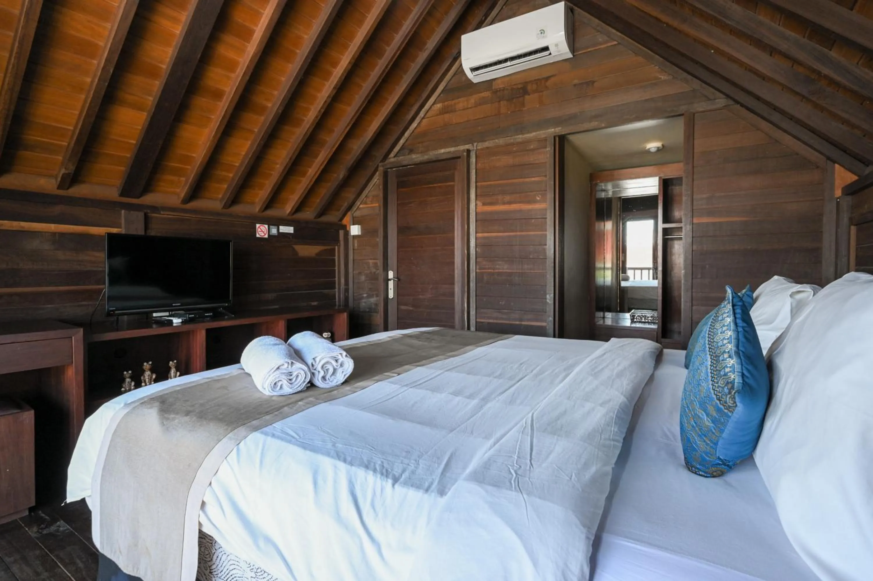 Bedroom, Bed in Hoki Villa by Urbanview Villa