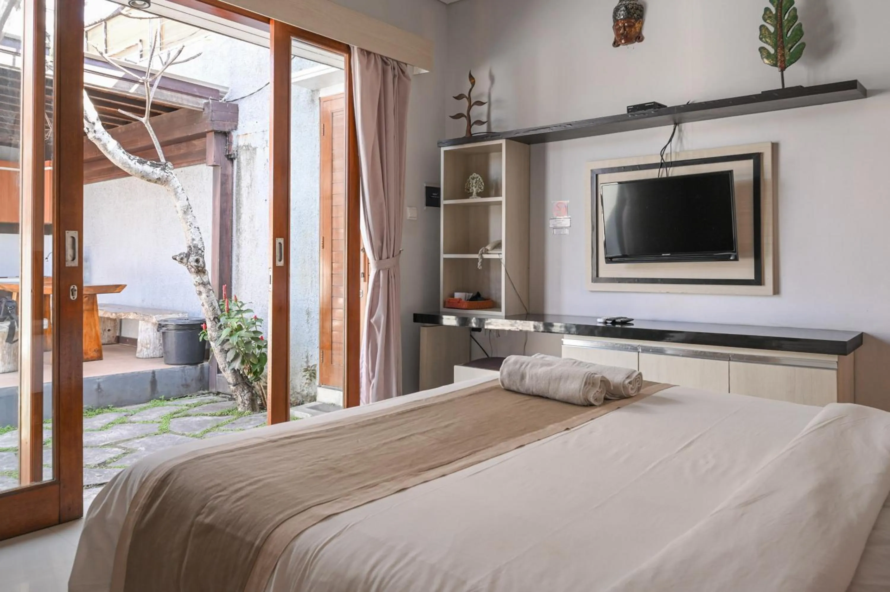 Bedroom, Bed in Hoki Villa by Urbanview Villa