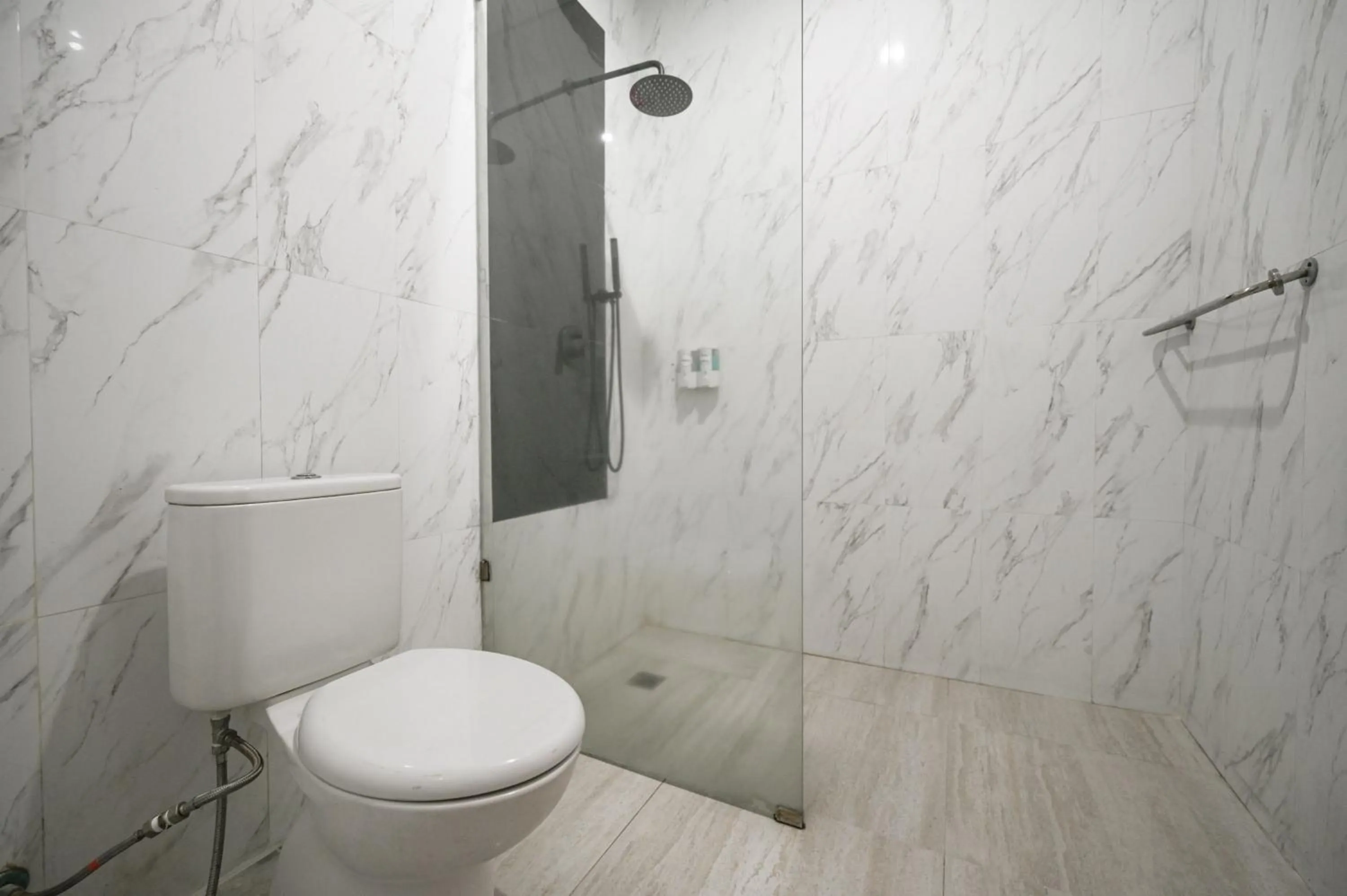 Bathroom in Hoki Villa by Urbanview Villa