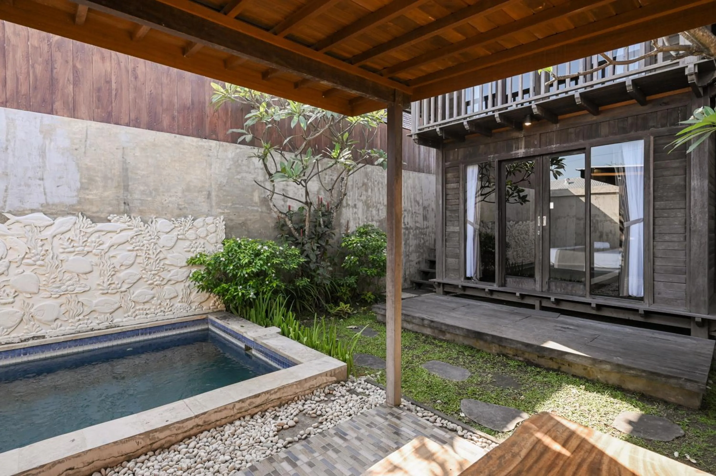 Swimming pool in Hoki Villa by Urbanview Villa