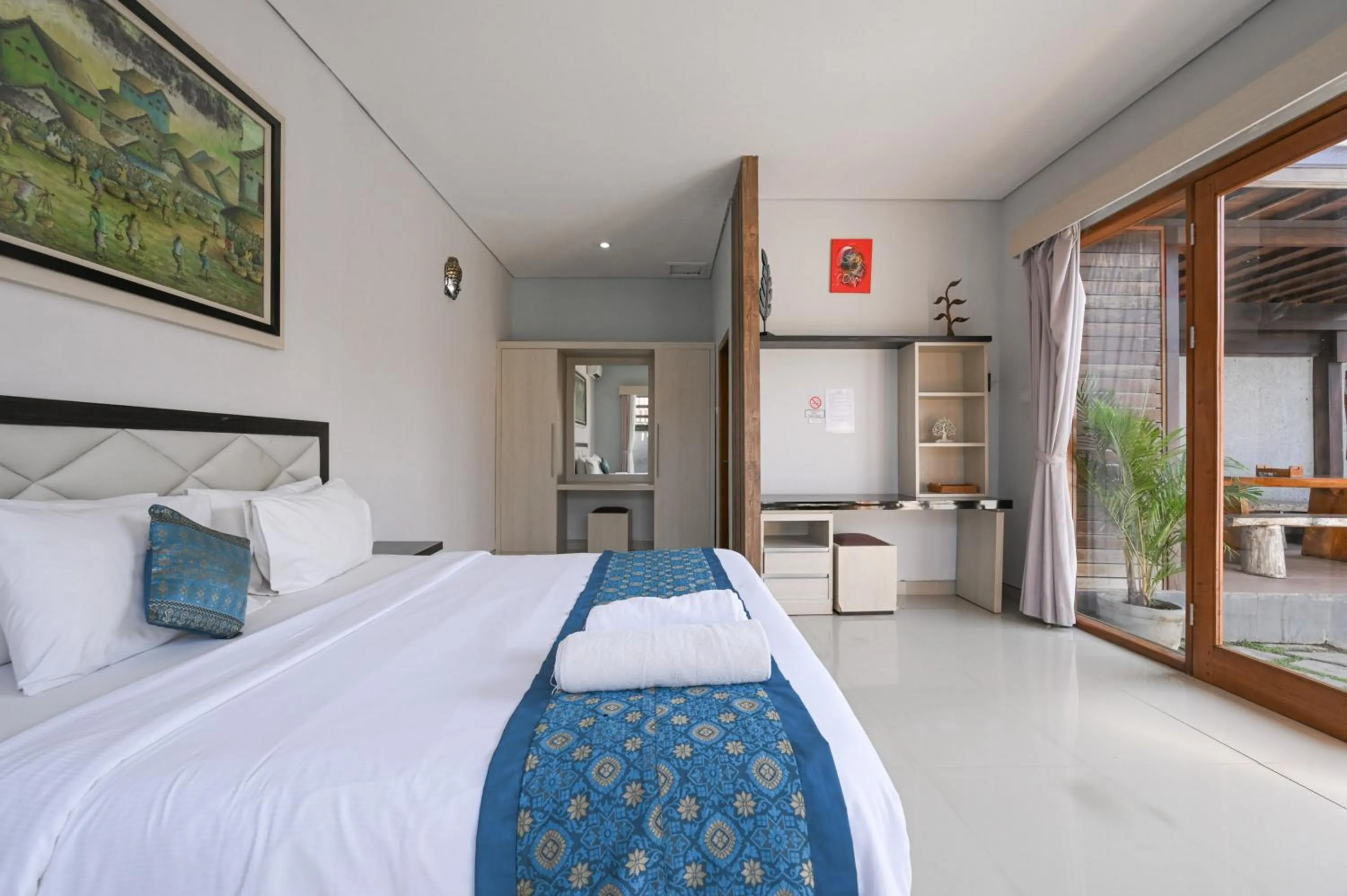 Bedroom, Bed in Hoki Villa by Urbanview Villa