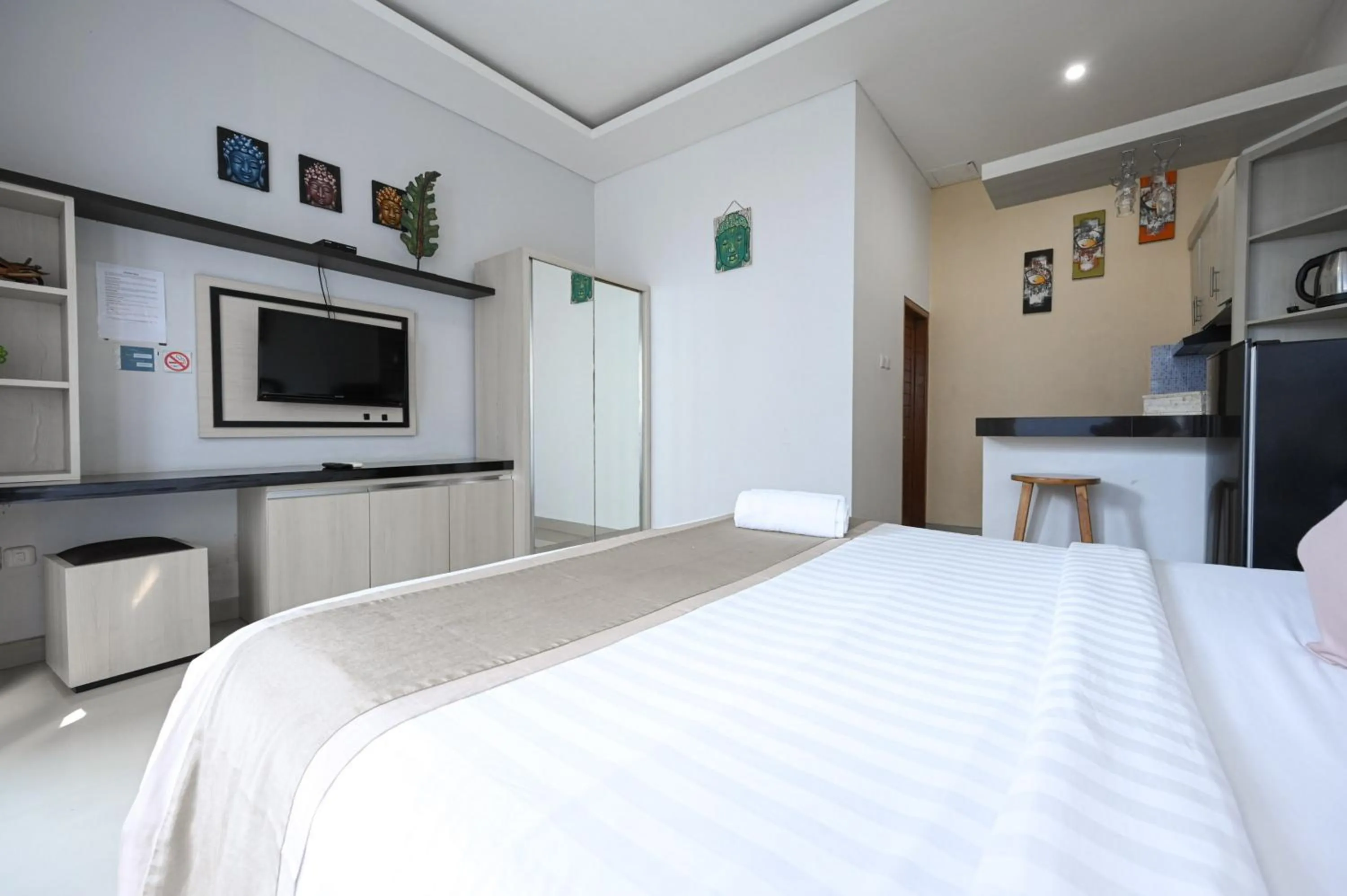 Bedroom, Bed in Hoki Villa by Urbanview Villa