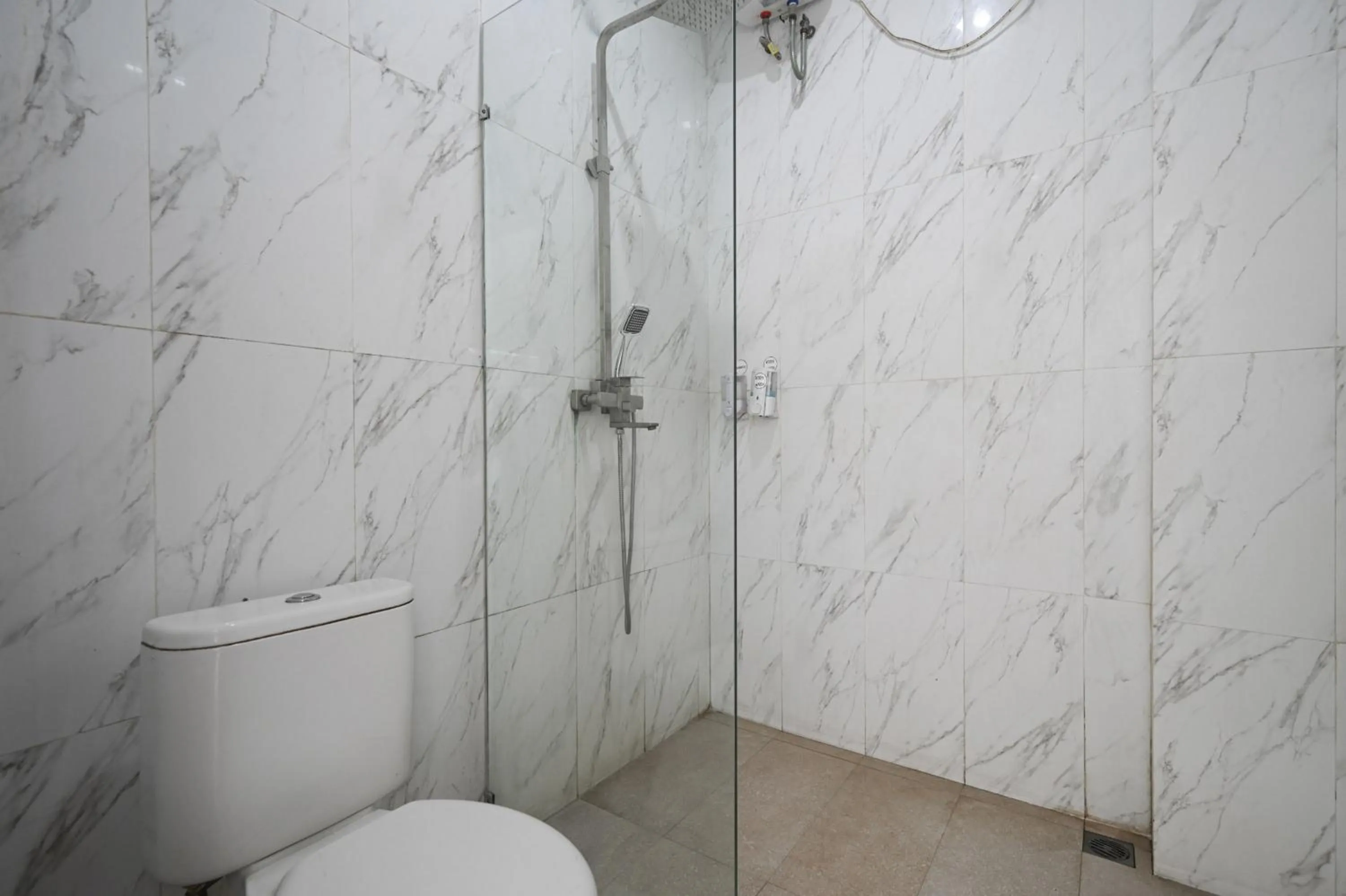 Bathroom in Hoki Villa by Urbanview Villa