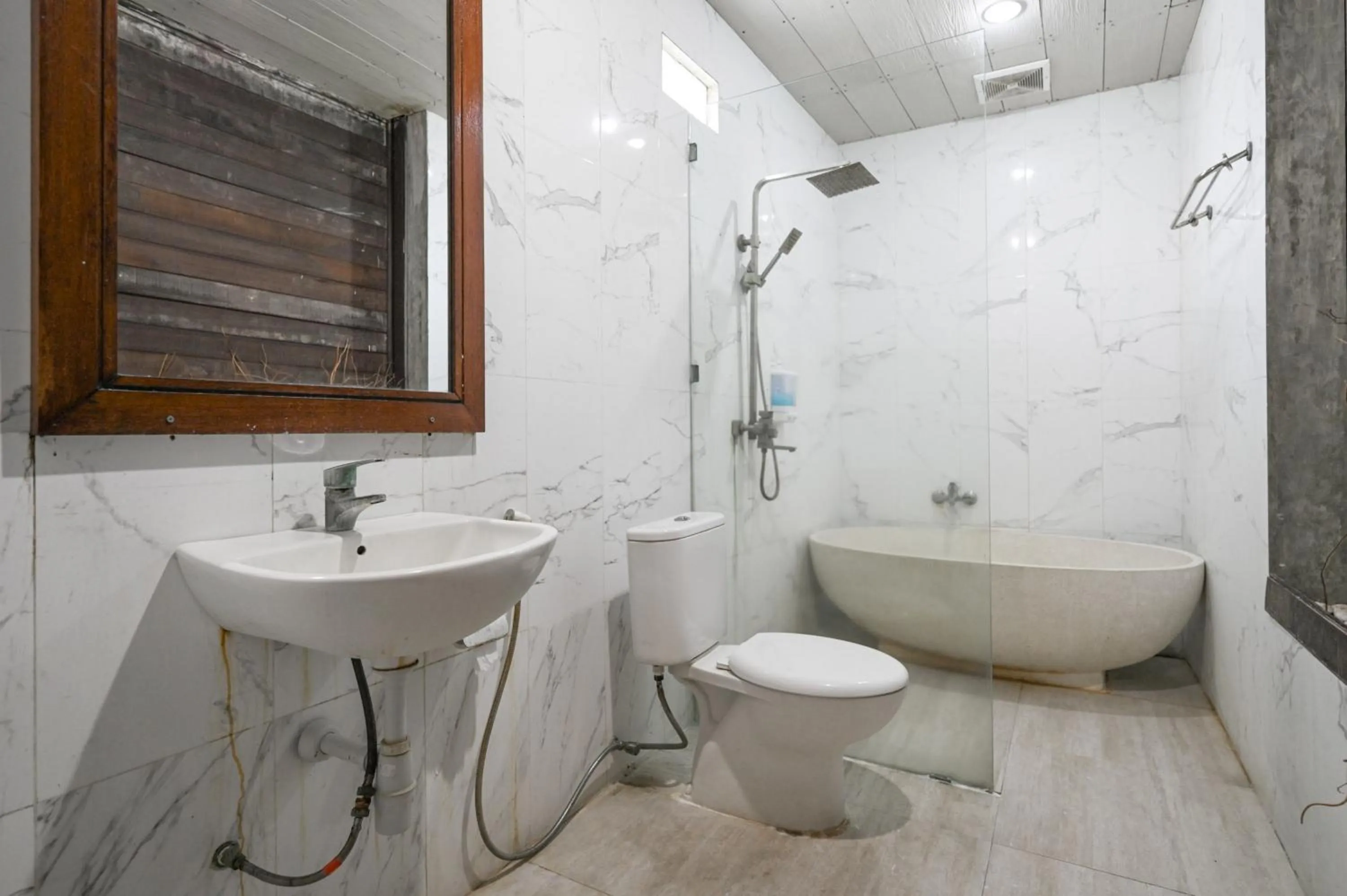 Bathroom in Hoki Villa by Urbanview Villa