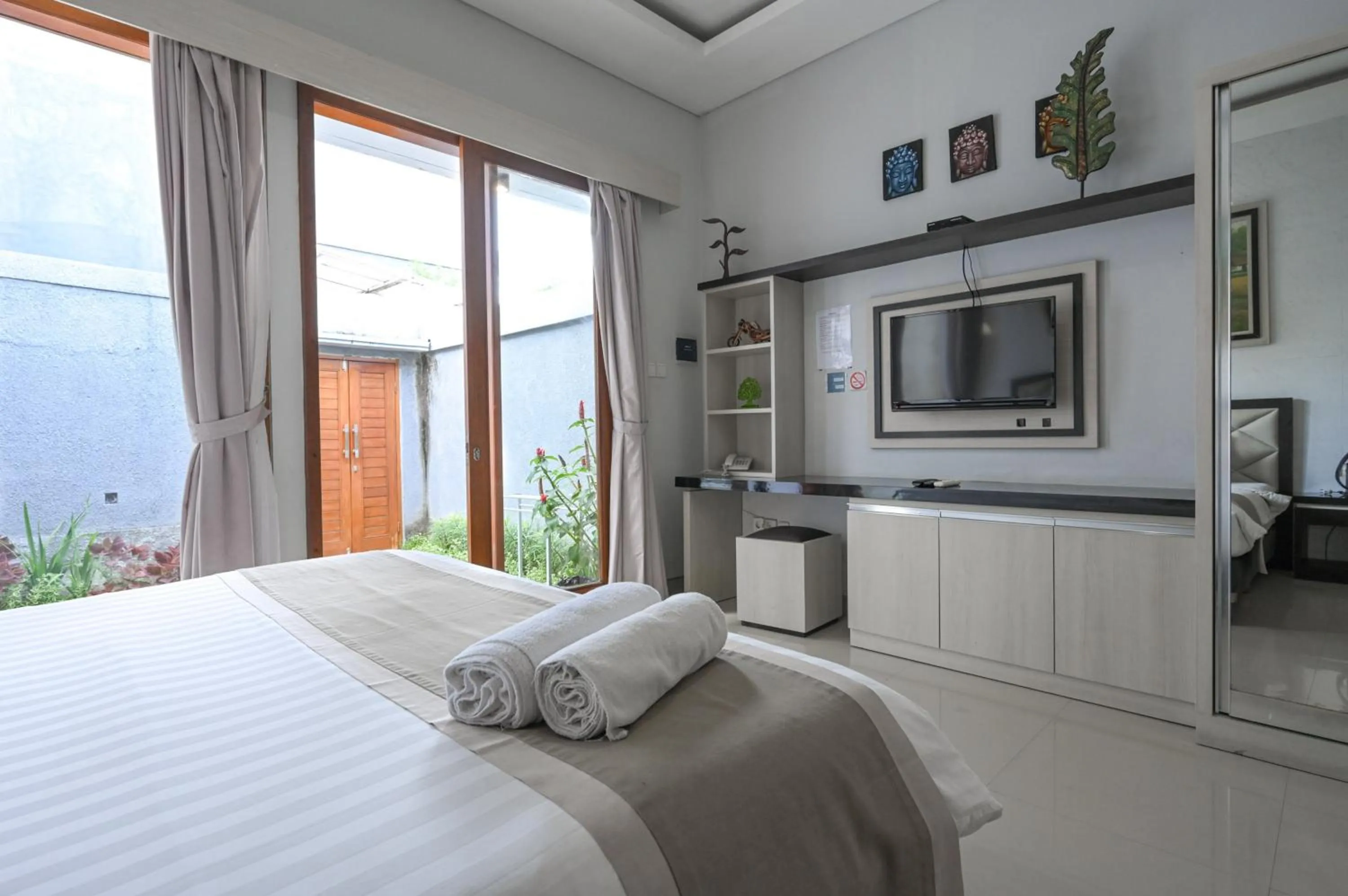 Bedroom, Bed in Hoki Villa by Urbanview Villa